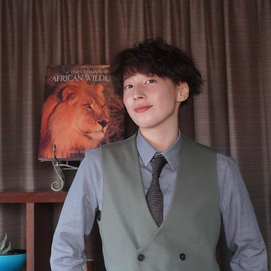 ひなたさんのインスタグラム写真 - (ひなたInstagram)「素敵なスーツに身を包まれて👞  最近マイブームの結婚式♡ またまたお呼ばれしたので新調しました。  結婚式もパーティーも仕事もデートも行くもヨシ。 もう裸にスーツのペイント入れちゃお  このダブルボタンのベストたまらんくないですか。 ため息出るほどかっこいいな。  suit👔☞@hanzelandgreteljp  #マイブームの話」6月3日 21時00分 - imomuhi_nata