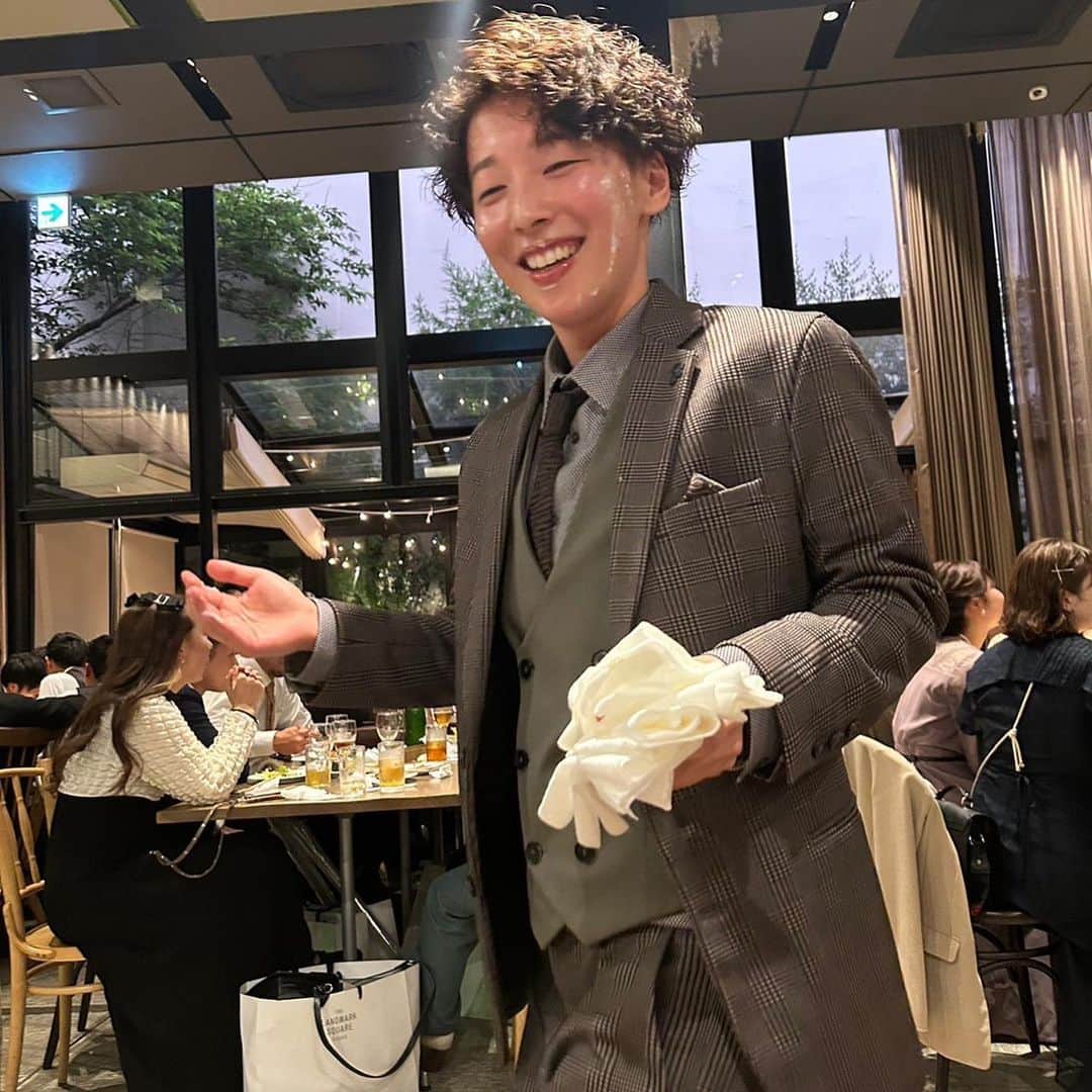 ひなたさんのインスタグラム写真 - (ひなたInstagram)「素敵なスーツに身を包まれて👞  最近マイブームの結婚式♡ またまたお呼ばれしたので新調しました。  結婚式もパーティーも仕事もデートも行くもヨシ。 もう裸にスーツのペイント入れちゃお  このダブルボタンのベストたまらんくないですか。 ため息出るほどかっこいいな。  suit👔☞@hanzelandgreteljp  #マイブームの話」6月3日 21時00分 - imomuhi_nata