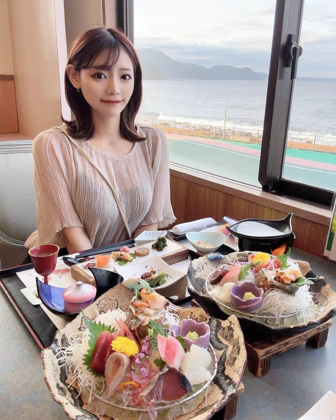 YUINAさんのインスタグラム写真 - (YUINAInstagram)「先日  @inatoritokai_yuen へ行ってきました🤍🤍🤍  お店の前で旅館の方が出迎えてくれて、ロビーで待ってる時にお茶とチーズケーキ出してくれたんだけどそれがとっっても美味しかった🍵🧀♡  その後館内の説明など丁寧に教えてくださり、お部屋へ案内してくれました🗝️  入った瞬間の感動が今でも忘れられない😖！  とにかく、夜ご飯も朝ご飯も美味しすぎてご飯おかわりした（ ｉ _ ｉ ）♡ 大大大満足すぎて連泊したかった、、、笑  ってくらい、本当に素敵なホテルでした💭  ちょーっと台風が近づいていて、天気があまり良くなかったのが悲しかったけど、客室露天風呂でも超満足したし最高やった、、、💭  また絶対行きたいな💫  PR #絶景温泉 #稲取温泉 #静岡旅行 #伊豆旅行 #温泉旅行 #静岡観光 #伊豆観光 #伊豆ホテル」6月3日 21時01分 - y_i_n35