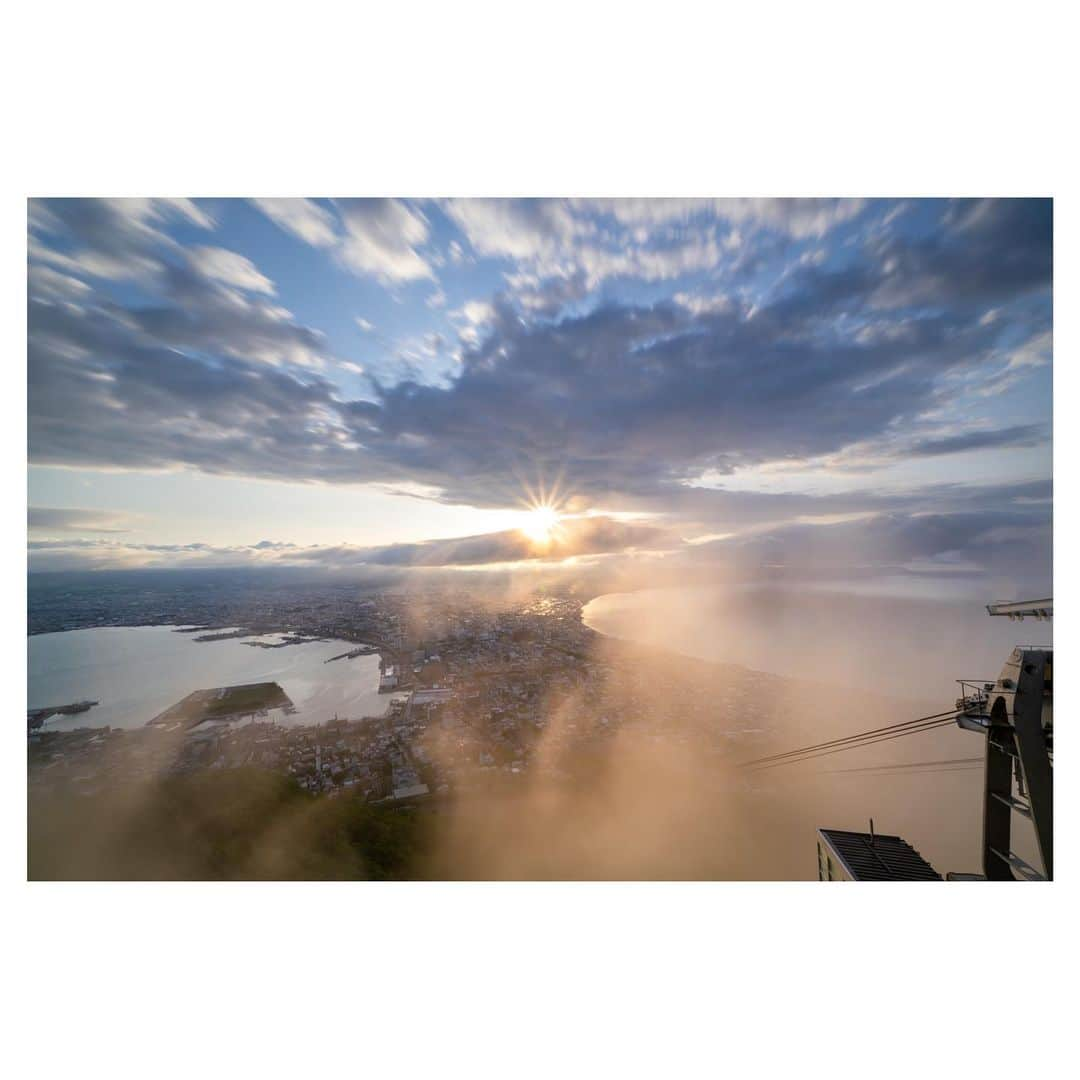 Hikaruさんのインスタグラム写真 - (HikaruInstagram)「Mt. Hakodate.  The view from the top of the mountain.  時々の早起きは心地良い。 山頂は、雲の中。  #函館山  #nisifiltersjapan  #東京カメラ部 #1x  #natgeo #naturegeography #photogrena_nature #photo_shorttrip #japan #hokkaido #写真好きな人と繋がりたい #北海道 #Japan_ilc  #ソニー   #japantravelers  #SonyAlphaPro #photo_shorttrip #photo_travelers #lovers_nippon #bestjapanpics #SonywordClub  #genic #alpha_newgeneration #北海道みらいノート」6月3日 21時01分 - hikaru__satoh