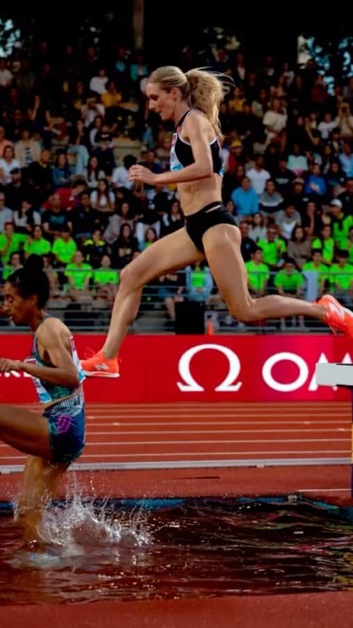 エマ・コバーンのインスタグラム：「Welp, 11 seconds faster than I was in my last steeple, but definitely not as fast as I need to be 🫠 9:18 in Florence last night at @goldengala_official. Training is going well and I’m happy with my 1500m from last week so just have to have faith in the process and keep chugging along. Off to St Mortiz for some training 🏃‍♀️」