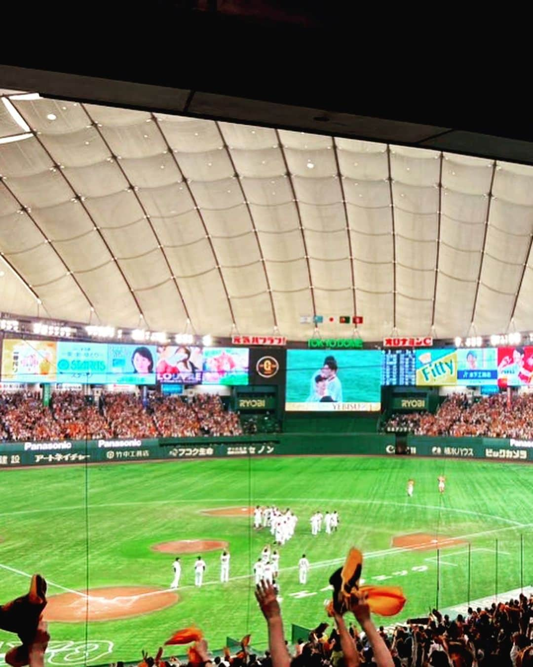 高橋大輔さんのインスタグラム写真 - (高橋大輔Instagram)「ジャイアンツ、ナイスゲーム！  今年の交流戦、サヨナラで本拠地初勝利😊  グリフィン投手の奮投が報われて良かった✨  本日も多数のご来場、最後まで熱い応援ありがとうございました！！！  野球のエッセンスが凝縮された面白い試合でしたね〜⚾️  この3連戦で開催中の 「サイキョウガールズシリーズ」  限定グッズも登場しております！  スタジアムMCオススメの限定グッズは ランチトートです🎵  ゴルフをやられる方はラウンドバッグにも丁度良いサイズだと思います😉  レジェンズシート解説は清水隆行さんでした！  明日勝って、目指せ！交流戦2カード連続勝ち越し😁  #読売ジャイアンツ #ジャイアンツ #交流戦 #セ・パ交流戦 #東京ドーム #レジェンズシート #清水隆行さん #サイキョウガールズシリーズ #ランチトート #スタジアムmc #髙橋大輔 #高橋大輔」6月3日 21時13分 - daisuke_72