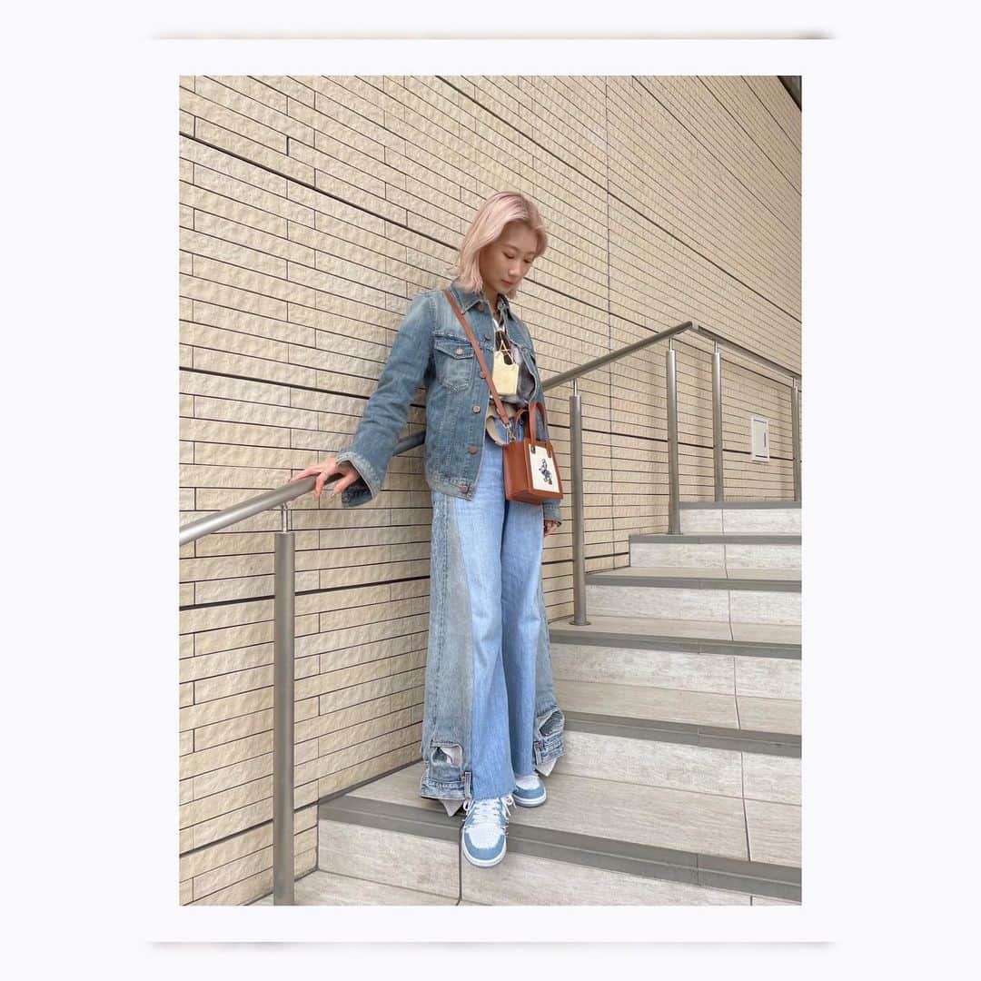 稲葉るりさんのインスタグラム写真 - (稲葉るりInstagram)「denim day  #denim #デニム　#nudiejeans  #nudie #ヌーディージーンズ #levis  #リーバイス　#リメイク　#80年代　#80年代ファッション　#nike #ナイキ　#ナイキスニーカー #デニムジャケット　#デニムジャケットコーデ　#デニム　#デニムコーデ　#リメイク　#リメイクファッション #Disney #ディズニー　#ディズニーストア　#ドナルドダック　#ドナルド　#ヘア　#ハイトーンヘア　#ハイトーン　#ピンク　#ピンクヘア　#ヘアメイク　#ヘアメイクアップアーティスト」6月3日 21時13分 - make_up_yuka