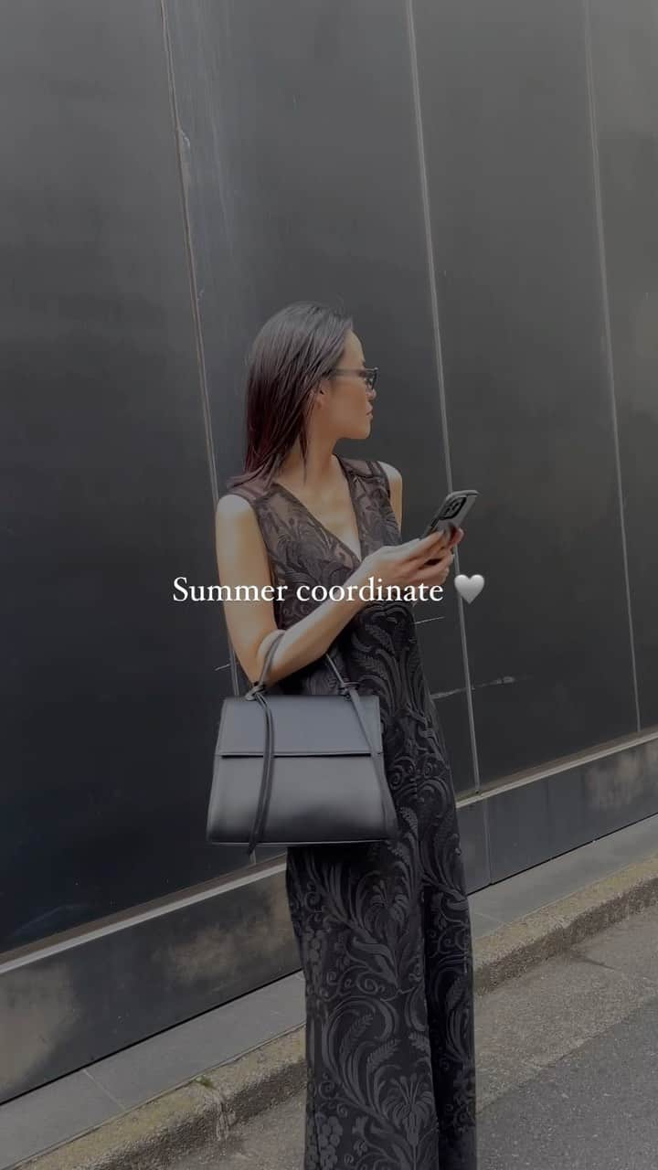 のインスタグラム：「この間の私服🩶  rompers @amerivintage bag @xnihilo.jp  sandal @alm._official  sunglasses @uniqlo   #fashion #ファッション #夏服 #summerfashion  #coordinate #コーデ #ブラックコーデ #kaori_clothes」