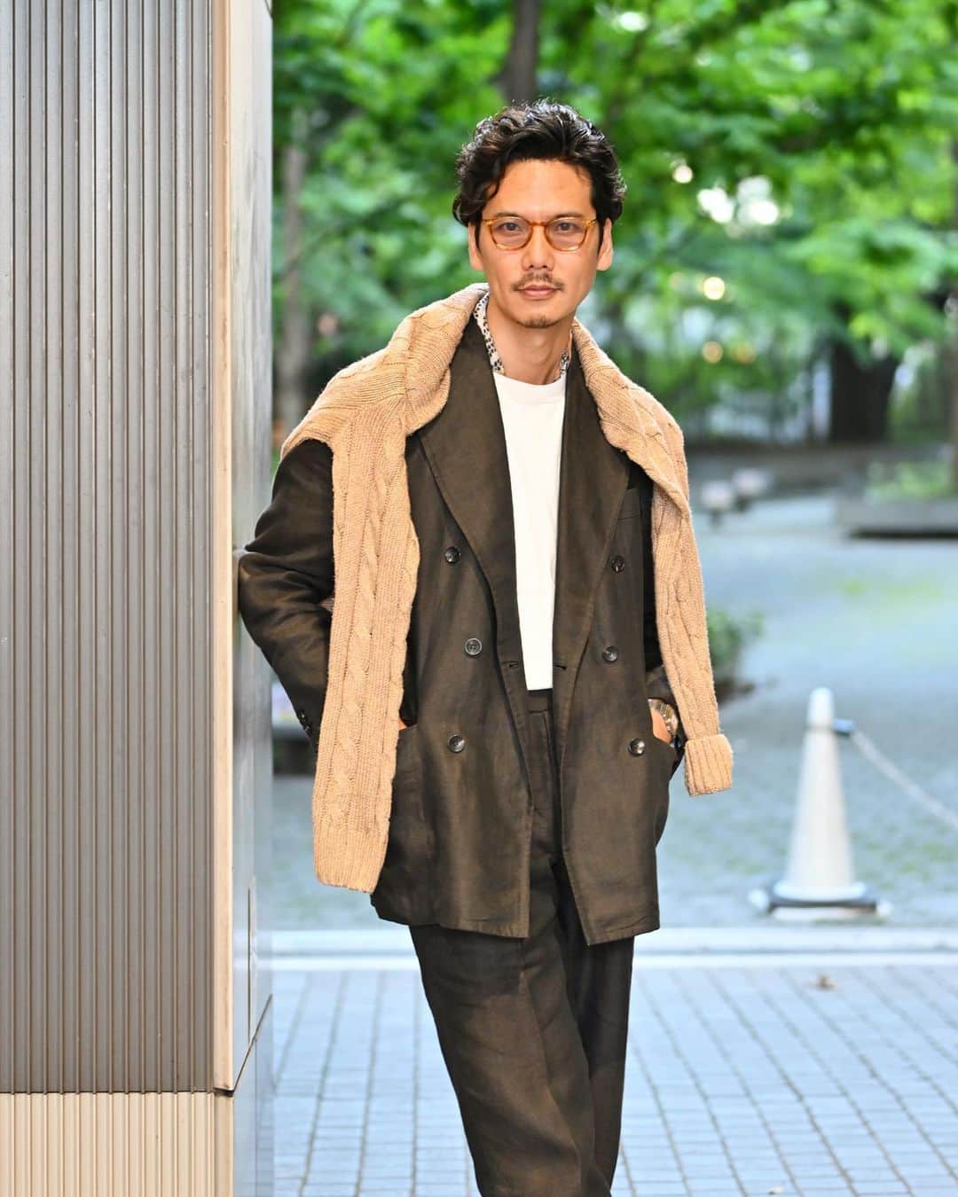 Shuhei Nishiguchiのインスタグラム：「"Relaxed Linen Suit"◀︎◀︎◀︎7pics リネンスーツにシルクニットを肩掛けしたリラックスした装い。 本日は顧客内覧会。 ご来場頂きました皆様いつも本当に有難うございます。  Ph. @shun__kobayashi   【ITEM】 Suit： @alfonso.sirica  T-Shirt： discus athletic  Scarf： @etro  Knit： @poloralphlauren  Shoes： @baudoinlange  Watch： @cartier 80's Eyewear： @oliverpeoples   #beamsf #gentlemanstyle #classicmenswear #vintagewatch #suitstyle #mensweardaily #spezzatura #outfitmen」