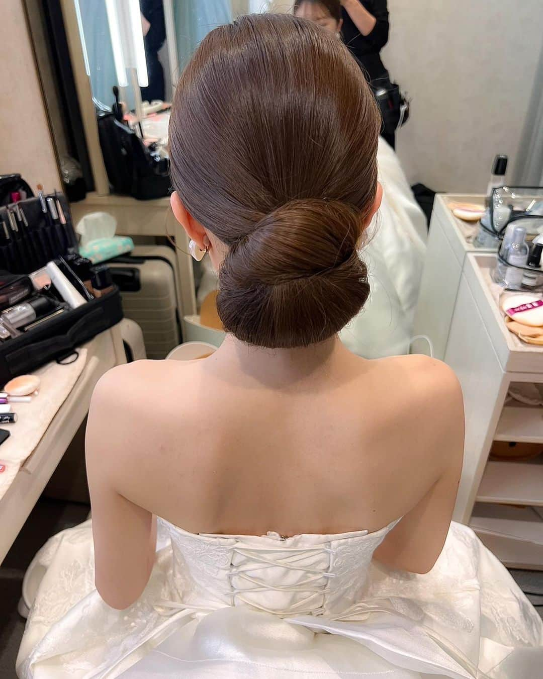 yuudaiのインスタグラム：「本日の出張ヘアメイク👰‍♀️ シンプルで上品なヘアメイクに🙌🏻💕 ありがとうございました☺️  hairmakeup / @akiko_maisonderirebride  会場/ @guesthouse_accordherbe   ・ #前撮りドレス#動画編集#映像#映像制作#映像クリエイター#前撮り洋装#プロフィールムービー#エンドロール#前撮り写真#結婚式ムービー#ムービー#結婚式エンドロール#結婚式動画#ウェディングムービー#オープニングムービー#結婚式撮影#結婚式映像#ブライダルヘアメイク#ヘアアクセサリー#ウェディングドレス#ブライダルネイル#外注ヘアメイク#パレス花嫁#グラハイ花嫁 #アンダーズ花嫁#アンダーズ東京#パレスホテル#グランドハイアット東京」