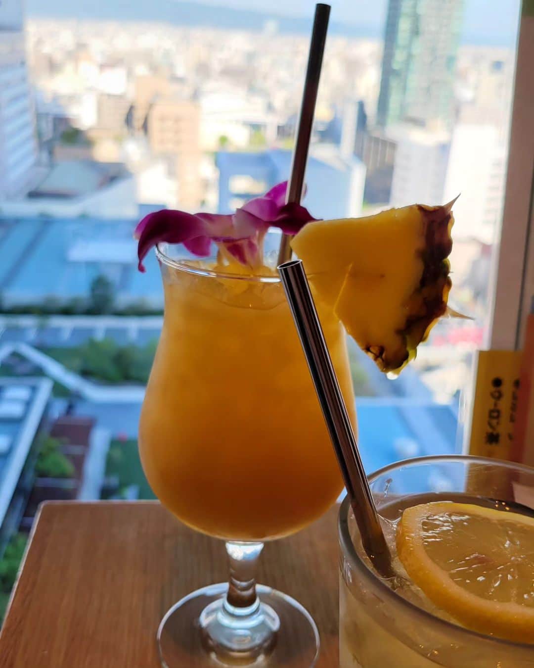 みんちゃん のインスタグラム：「🍴アロハテーブル 🏠あべのハルカス  アロハなドリンクとロコモコで 気分はハワイ☀️🌈  ハワイで食べても日本で食べても どっちも美味しい😋」