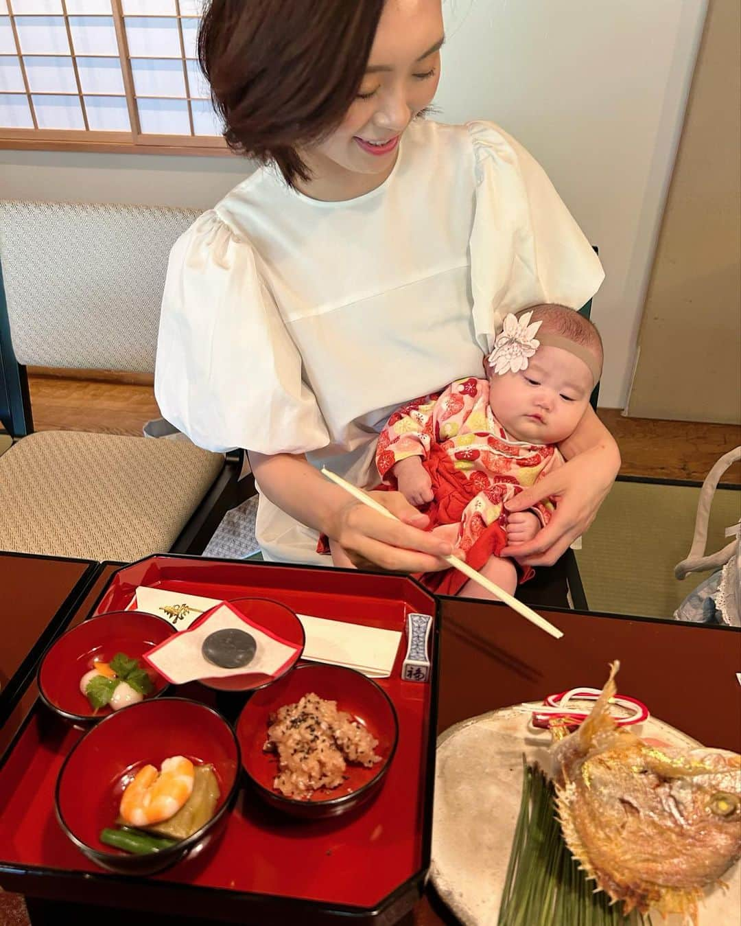 篠原菜月さんのインスタグラム写真 - (篠原菜月Instagram)「双子のお食い初め👶👶 100日おめでとう㊗️ ⁡ 義両親と愛知から来てくれた両親に成長した双子を見てもらえた嬉しい時間でした。 ⁡ クーファンも貸していただきお庭もとっても素敵✨ また利用したいです☺️ ⁡  #お食い初め#双子#東京芝とうふ屋うかい  #男女双子#双子育児#双子ママ」6月3日 21時10分 - natsukishinohara