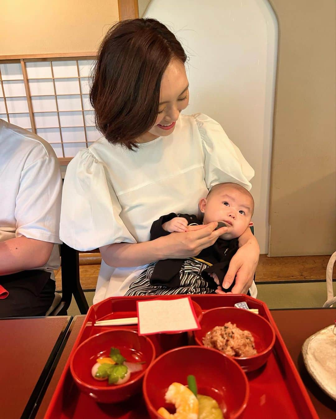 篠原菜月さんのインスタグラム写真 - (篠原菜月Instagram)「双子のお食い初め👶👶 100日おめでとう㊗️ ⁡ 義両親と愛知から来てくれた両親に成長した双子を見てもらえた嬉しい時間でした。 ⁡ クーファンも貸していただきお庭もとっても素敵✨ また利用したいです☺️ ⁡  #お食い初め#双子#東京芝とうふ屋うかい  #男女双子#双子育児#双子ママ」6月3日 21時10分 - natsukishinohara