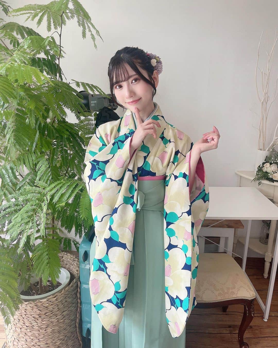 山田麻莉奈のインスタグラム：「. 襟のところのパールかわいい..🍵🤍  #袴 #和服 #和装  #袴ヘア #たまねぎヘア」