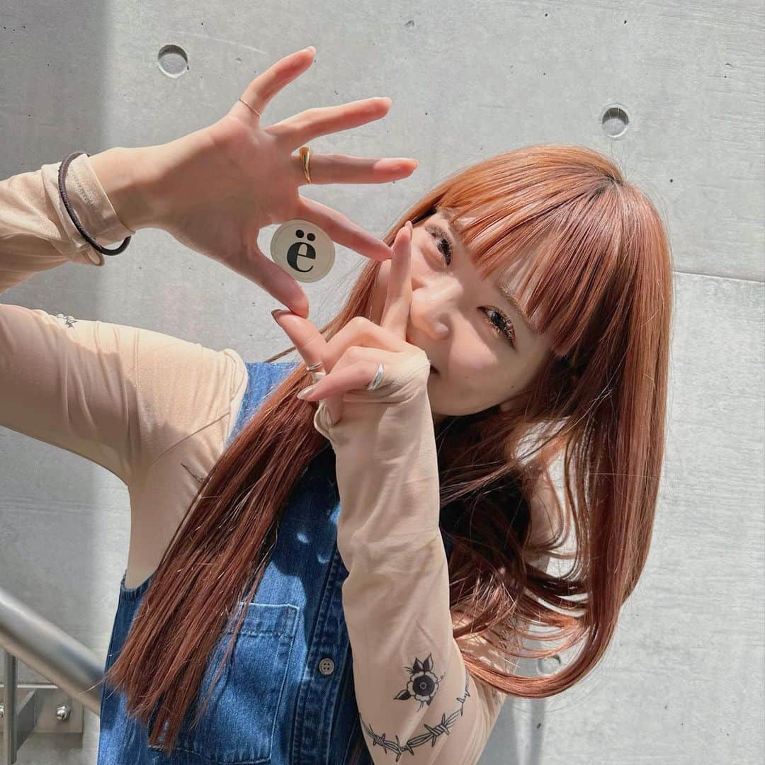 Momoのインスタグラム：「. おかげさまで今日で ëNがopenして半年！ . すっっごく早かった。 けど思い返したら濃すぎて なんとも言えない感情です☺️ . あっというまに一年 たっちゃうんだろーなと思うと 大変に過ごさないとなと思います。 . openから半年、たくさんの方が きてくださり美容師10年目の今が 美容師1番楽しい！✂︎ . openは大変すぎたけど ëNをopenしてëNのメンバーと 毎日を過ごせて、お客様を 迎えられて本当にhappyです！♡ . . お客様、スタッフほんとに いつもありがとうございます♡ . . これからも頑張りますので よろしくお願い致します♡ . .  . ✔️画像を保存してカウンセリングの 時にみせてください♡♡ .  イメージを変えたいけど短くするのも ブリーチをするのも勇気がいる🥺 . そんな方にも幅広くその方にあった提案 をさせて頂き一緒におしゃれを楽しみましょう♡ . ブリーチカラーは【ケアブリーチ】を 推奨しております♡ . ケアブリーチは従来よりも髪の毛への ダメージが94%cutされます！ . ブリーチなしのダブルカラーも 提案させて頂きますのでぜひご相談ください♡ . 12／3から 新店舗　GARD/ëN (ガーデン／エン) がopen♡♡ . 場所は表参道♡♡ 新しいこだわりのつまったお店で ぜひお会いできるのを楽しみに お待ちしております♡♡ . . ご予約はTOPからご予約サイト に飛べます✈︎♡(料金もそちらを参考に) . ご新規様も喜んでお待ちしております♡ . お電話.DMからも受け付けております♡ (DMは返信が遅くなる可能性が ございますのでそちらご了承下さい🙇‍♀️)  . .  〒150-0001 東京都渋谷区神宮前5-39-2 2F . TEL☎︎ 03-6712-5995 . 表参道駅から徒歩5分🚶🏼‍♀️(A1出口) ( 銀座線/千代田線/半蔵門線 ) . . 月 定休日 火・水　11:00〜20:00 木・金　12:00〜20:30 土　10:00〜19:00 日　10:00〜19:00 祝　10:00〜19:00 . . ぜひ、ご予約お待ちしてます♡♡ . codeアカウントはこちら   @__cd.momo____________ ♡ . ぜひフォローしてください♡ .」