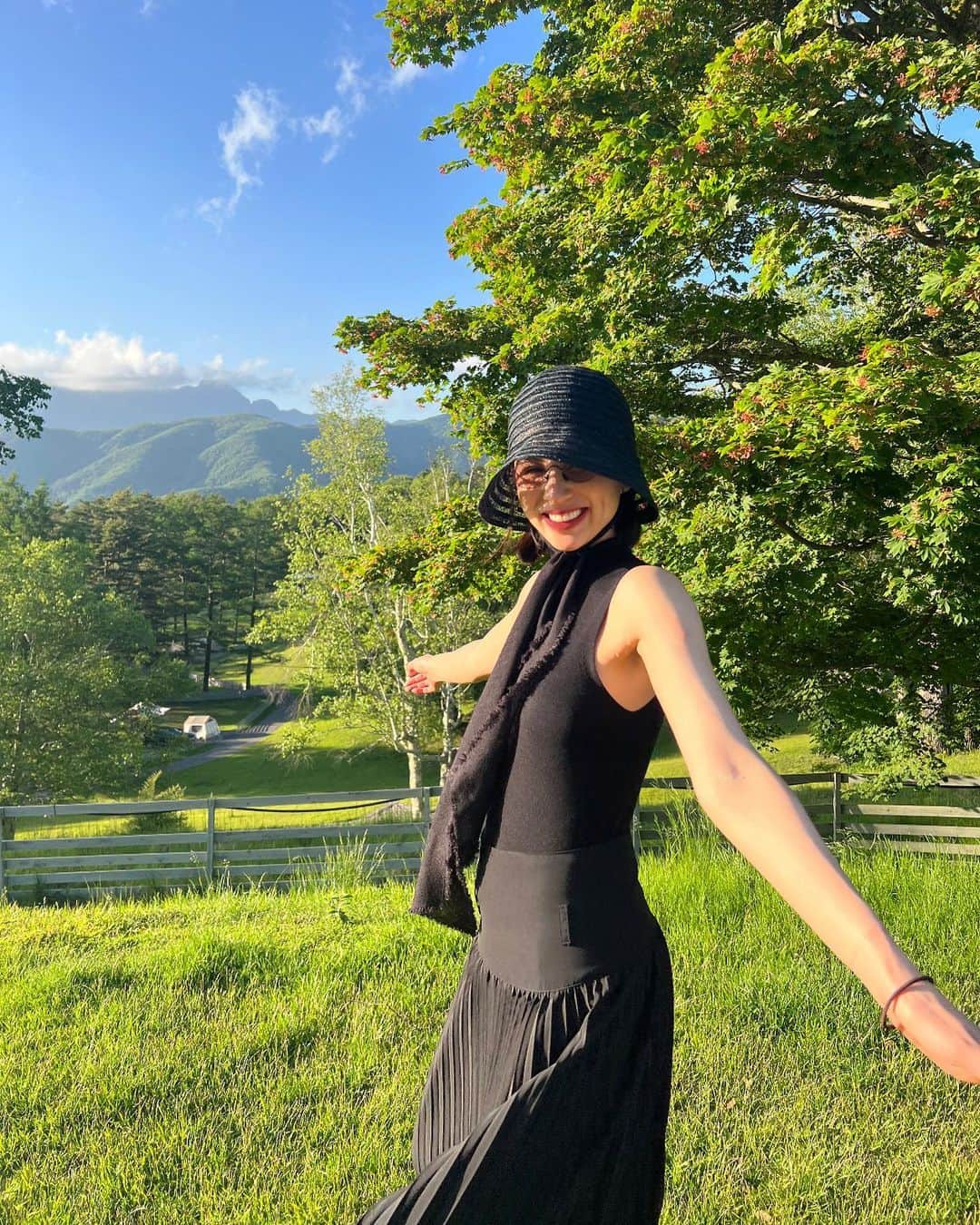 ラブリのインスタグラム：「台風が過ぎるのを信じて向かったら、すごく晴れて、あぁ信じてよかったって思ったところでの笑顔(*´꒳`*)しあわせだ  tops & 👒　@todayful_  skirt @studiodoe  💟」