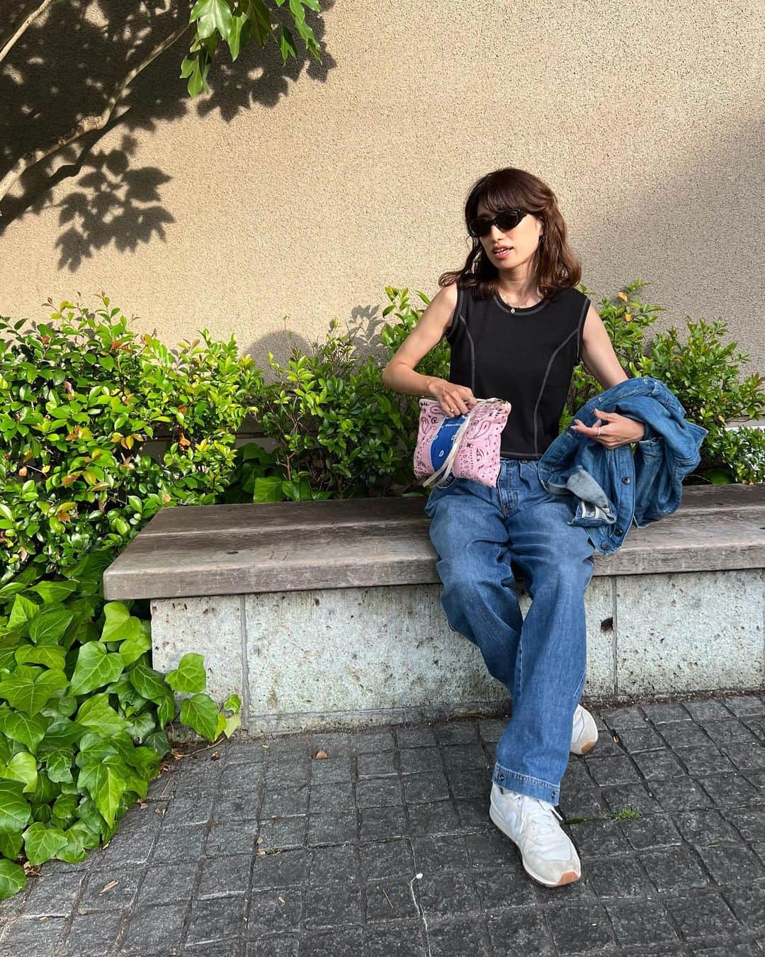 のインスタグラム：「. 6月の初日はお墓参りに🙏 清々しいスタートになりました！  この日のコーデもお気に入り♡ 黒×デニムも好き。 投稿しそびれていたけど、 記録🫶 . . . . . . . #大人カジュアル#カジュアルコーデ#デニム#デニムコーデボヘミアン#ボヘジョ#大人カジュアル#アラフォーコーデ#ママコーデ#高身長コーデ#168cm」