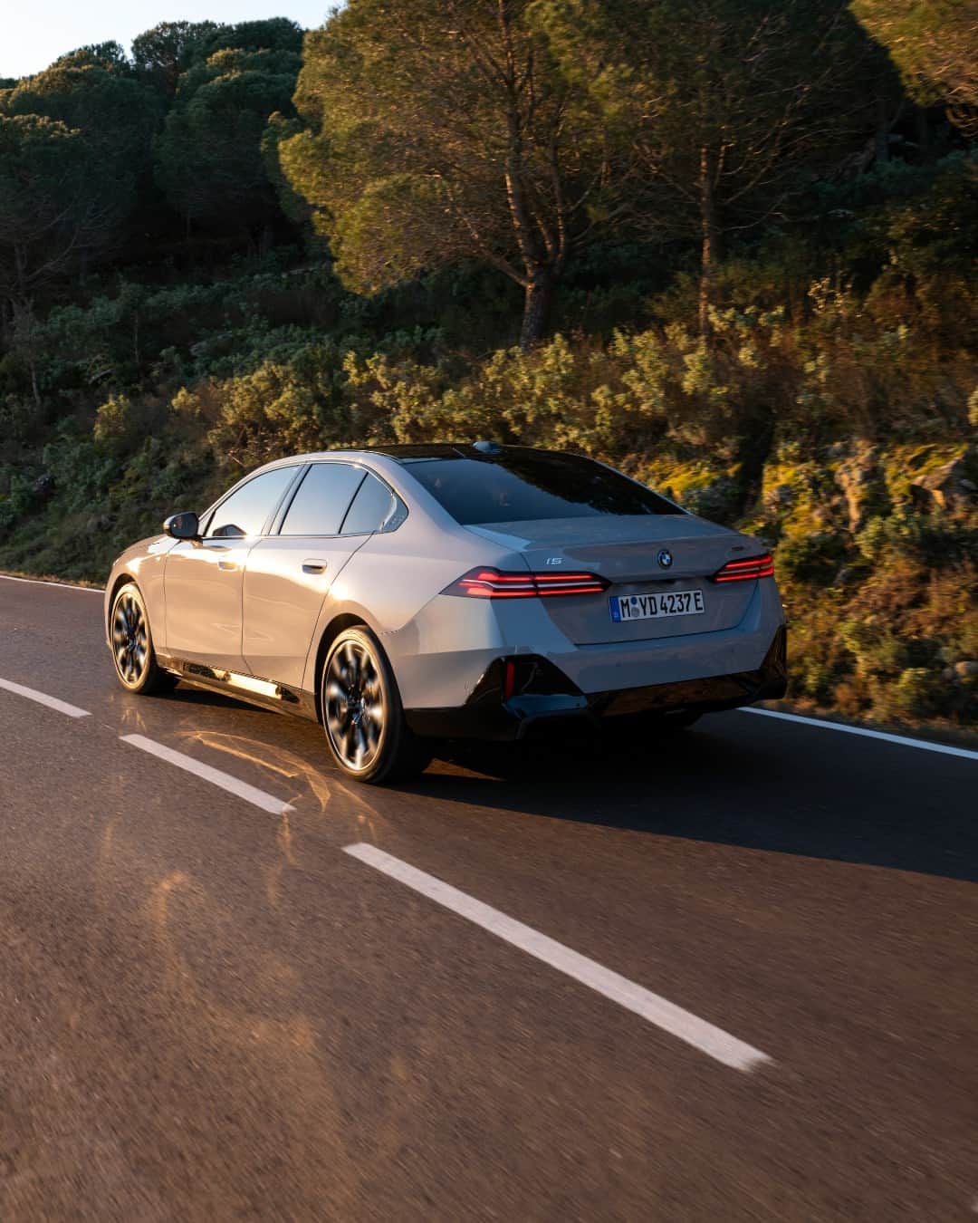 BMWのインスタグラム：「Athletic stance, poised for precision.   THE NEW BMW i5.  #THENEWi5 #THEi5 #BMW #BMWi #BornElectric #BMWElectric __ BMW i5 eDrive40​*: Combined power consumption: 18.9–15.9 kWh/100 km. Combined CO2 emissions: 0 g/km. Electric range: 497–582 kilometers. All data according to WLTP. * Preliminary data; no homologation figures available yet. Further info: www.bmw.com/disclaimer」