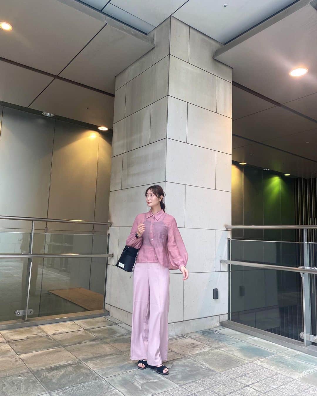 和田瞳さんのインスタグラム写真 - (和田瞳Instagram)「ピンクマンの日🧠💞  @b_concept_japan でのトレーニングで着てるTシャツはドラマ「彼女はキレイだった」で中島健人さんがみんなに作ってくださったものなの。 TVerで配信してたのを見かけて久しぶりに着てみました🏋️‍♀️  2つめの動画は不安定なサンダルみたいなの履いてのトレーニングだったから地味に見えてきつかった〜。  クーポンコード【bc_hitogram】で割引になるのでパーソナルジム探してる方いたらぜひ使ってね。  これからも好きなもの食べられるように、たくさん運動する！！！  shirt : #ZARA pants : #GRL bag : #maisonmargiela  sandals : #freepeople  hairaccessory : #lattice」6月3日 21時17分 - hitogram0218