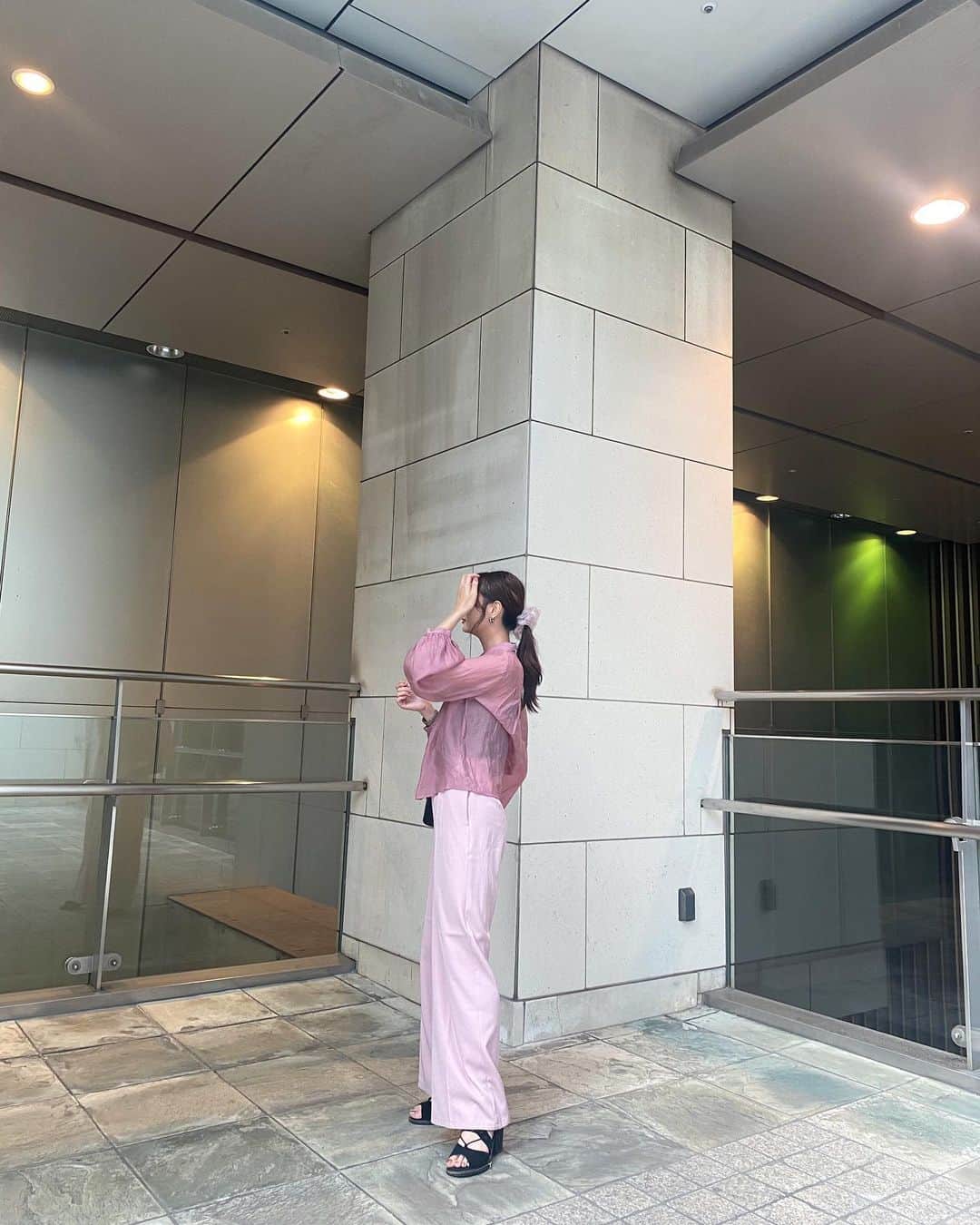 和田瞳さんのインスタグラム写真 - (和田瞳Instagram)「ピンクマンの日🧠💞  @b_concept_japan でのトレーニングで着てるTシャツはドラマ「彼女はキレイだった」で中島健人さんがみんなに作ってくださったものなの。 TVerで配信してたのを見かけて久しぶりに着てみました🏋️‍♀️  2つめの動画は不安定なサンダルみたいなの履いてのトレーニングだったから地味に見えてきつかった〜。  クーポンコード【bc_hitogram】で割引になるのでパーソナルジム探してる方いたらぜひ使ってね。  これからも好きなもの食べられるように、たくさん運動する！！！  shirt : #ZARA pants : #GRL bag : #maisonmargiela  sandals : #freepeople  hairaccessory : #lattice」6月3日 21時17分 - hitogram0218