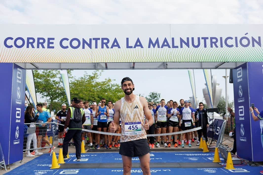 アルバロ・アルベロアさんのインスタグラム写真 - (アルバロ・アルベロアInstagram)「Bonita carrera hoy en Valdebebas combatiendo la malnutrición de la mano de @abbottglobal y @fundacion.realmadrid.  Gracias a todos los que os habéis animado a sumar por kilómetros por una buena causa. ¡Seguimos!」6月3日 21時23分 - arbeloa