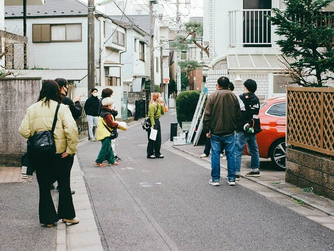 中村祐太郎さんのインスタグラム写真 - (中村祐太郎Instagram)「【✨求む！！タフなプロデューサー！！】  ご無沙汰しております。 今年も有り難いことに、映画の企画をやらせて頂いていますが その内の一本を、勝手ながら紹介させて頂きます。  実は、昨年の秋ごろから、 大宮将司と、今年の6/6（大宮の誕生日）に情報解禁を目指して 企画していたものがございました。  それは、端的に言いますと、 大宮将司の等身大ともいえる、「将太」というキャラクターが、自身の心の弱さを見つめ直し、新しい旅路を開拓する上で、別れと出会いを繰り返し、純愛を見つけたと思ったら、その女は死神だったという話です。  旅をしていく中で、個性豊かなキャラクターと出会い、それらは将太に人生の大事なことを教えてくれます。 写真の将太は、普段の将太とは違う姿になっていますが、これは死神に英気を吸い取られた姿で、要は”変身”状態となっております。  これが、物語に大きな捻れを起こさせます。  上記が、大まかな世界観なのですが、 これ以上にも、あまり口外できないスリリングな要素が沢山あります。  で、何を言いたいのかと言いますと この企画は、撮影序盤で中断になってしまいました。  要因としては、 元々凄く小さい企画でしたので、大宮と私の自主企画からのスタートでしたが、見る見るうちに色々な方々を巻き込んで、大きくなっていきました。  それは、企画者だけではハンドル出来ない規模になっていたのですが、制作側と創作側の両立を何としてでもやろうとして、準備段階でパンクしかけていました。  よって、制作回りで不用意な部分が多く、スタッフ間のコミュニケーションも手薄になっていってしまいました。 そして、連日の取りこぼし、小さいですがアクシデントもたたり、 大きな事故を生む前に、”中断”という判断を、私と大宮の二人の企画者は取りました。  【🍀それから……】  支援者の方も少なからずいまして、それは非常に助かりました。 それを差し引いた経費は、大宮と二人で完済に努めています。  【🌈ここから……】  中断した当初は、相当知り合いの方にしか、この企画を開示していませんでしたが、広くSNSでも知ってもらおうと思いまして、この投稿に至ります。  ”求む！！タフなプロデューサー！！”と書いておりますが、プロデューサーの方は勿論、職業プロデューサーでなくても、一緒にこの企画を見つめ直したり、ディスカッション出来て、将来的にハンドル出来る方を求めています。  もし、少しでも興味がございましたら、 youtaronmura058@gmail.com　か、DMにてお問い合わせください。 出来るだけ、今プロジェクトを開示いたします。  色々なチャレンジングを詰め込んだ、前例のない企画でした。  関わってくれた方々には相当尽力して頂いたのですが、残念な結果になってしまいました。 ですが、今度こそは、盤石な体制で浮上したいと心から願っております。 ここまで読んで頂いて、誠にありがとうございます。  何卒、宜しくお願いいたします！！」6月3日 21時19分 - youtaronmura