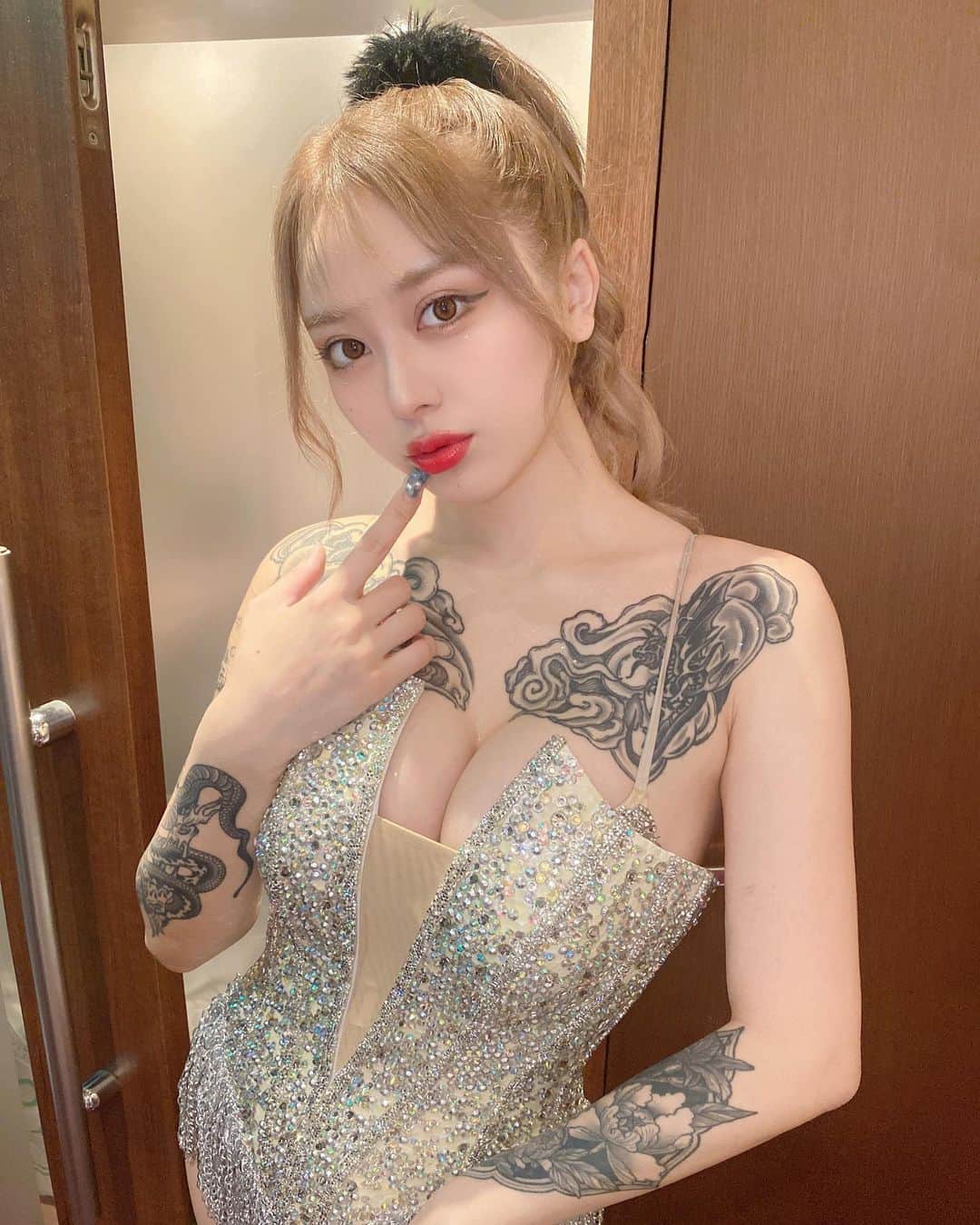 みなのインスタグラム：「昨夜はジニアスの出張でした🦋 台風のなか足を運んで下さった方々ありがとうございました🍾🩵🩵🩵💍🫶🏻 初めましての方もチップを挟んで下さったり ジニアスの方々もお寿司の差し入れも終始たくさんサポートしてくださって 大雨だけど楽しく幸せな空間でした🫶🏻🌈 久しぶりのクラブでのgogo出張！ありがとうございました✨」