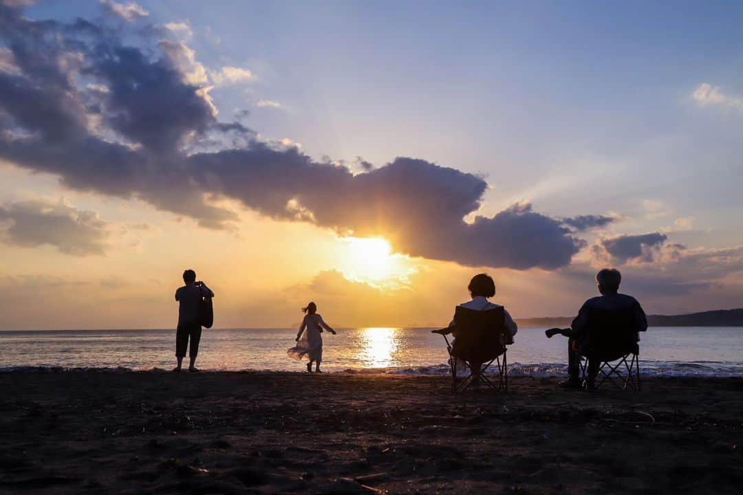 葉山町のインスタグラム：「- どんな二人もいいよねえ  #葉山歩き #葉山 #hayama #森戸海岸 #夕日#シルエット #カップル #夫婦 #二人時間 #Moritobeach #sunset #beachsunset #japantrip  #大雨 のあとの #キョウソラ #今日もおつかれさまでした #素敵な週末をお過ごしください」