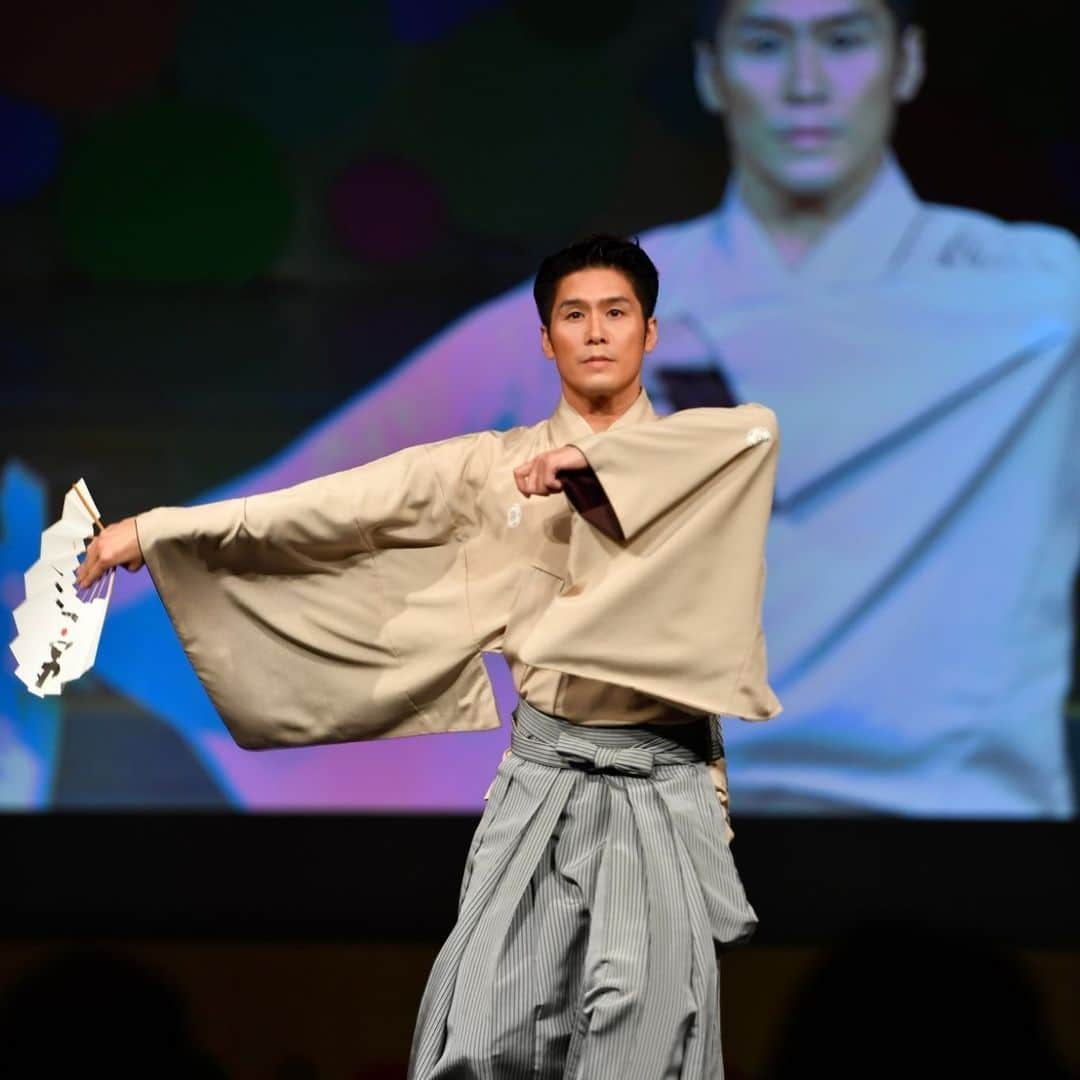 梅川壱ノ介（舞踊家）さんのインスタグラム写真 - (梅川壱ノ介（舞踊家）Instagram)「𝑺𝒑𝒆𝒄𝒊𝒂𝒍 𝑩𝒆𝒂𝒖𝒕𝒚 𝑱𝒂𝒑𝒂𝒏 𝟐𝟎𝟐𝟑 ￣￣￣￣￣￣￣￣￣￣￣￣￣￣￣￣￣￣￣￣￣￣￣ 去る、2023/5/28  昨年もパフォーマンスさせていただきました、《スペシャルビューティジャパン》にて、『ハナミズキ』を踊らせていただきました。  ありがとうございました！  Special Thanks @hancockjason0702 @specialbeautyjapan @jane.aiko.yamano   Photo by @loaf_away_   #梅川壱ノ介 #舞踊家 #日本舞踊 #スペシャルビューティージャパン #ハナミズキ #ClassicJapanesedance #traditionaljapanesedance」6月3日 21時25分 - umekawaichinosuke