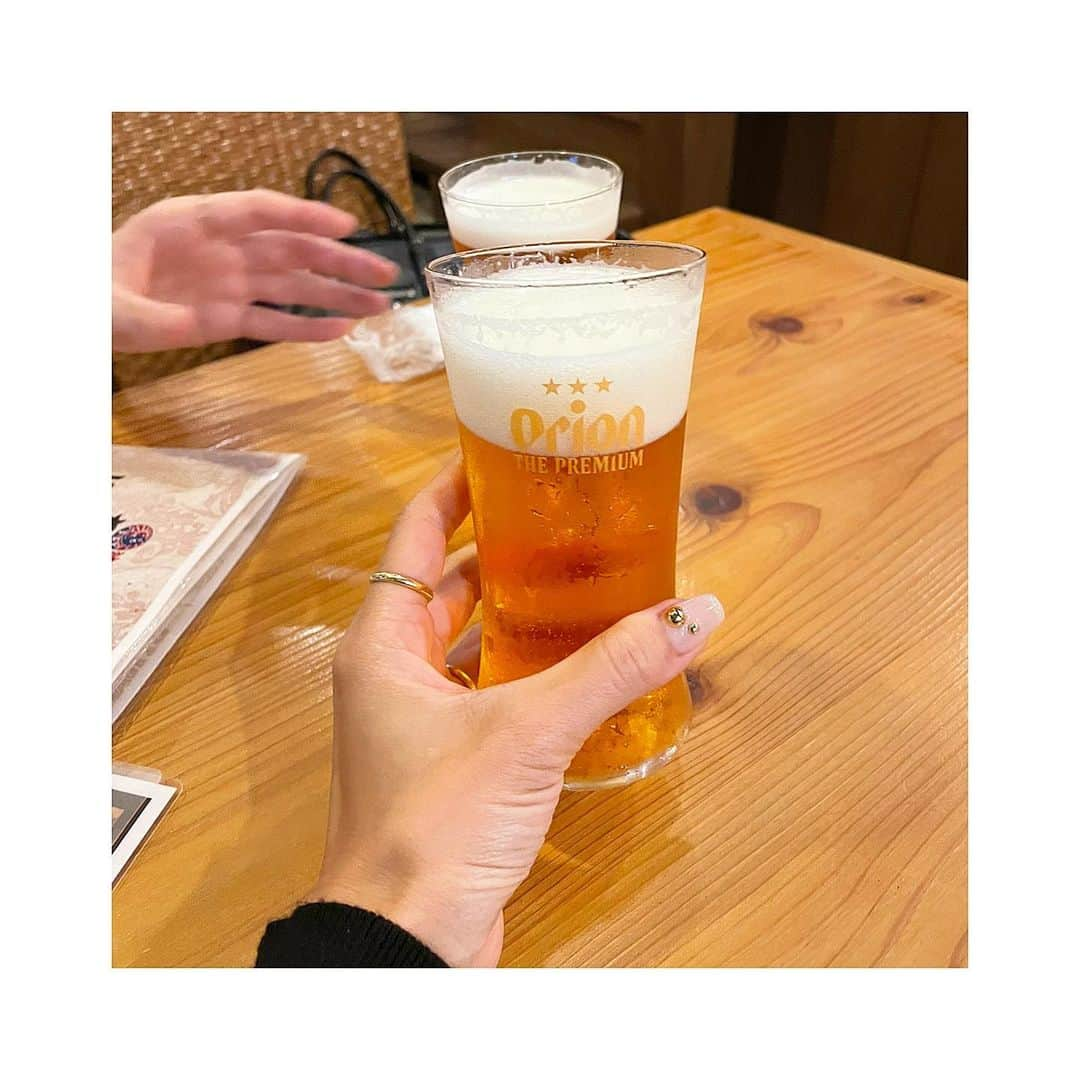 小泉梓さんのインスタグラム写真 - (小泉梓Instagram)「プレミアムオリオンが飲みたーいっ。 発狂しそうなくらい飲みたくなるほど、この一杯がとてつもなくうまかった。  わたしは島らっきょうが大好きです。  沖縄そばより、ソーキそば派です。  すでに沖縄に戻りたくて戻りたくて仕方ない。 ２泊３日、本当にあっとゆうますぎたなぁ。  移住したいくらいレベルで沖縄が好き。  明日はスーパーにオリオンビール買いに行ってしまおうかな。 みんなこの一枚目でビール飲みたくなるでしょう。笑  #沖縄　#沖縄好き　#オリオンビール　#プレミアムオリオン　#島らっきょう　#海ぶどう　#沖縄そば　#ソーキそば　#沖縄料理」6月3日 21時31分 - azusan111