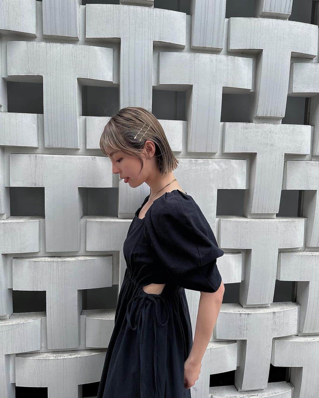 のインスタグラム：「.  とっても可愛くて素敵な2人の結婚式に 参列させていただいてきました👰‍♀️💍🤵‍♂️ @naomilorrainefrank  @ryosekikawa   ロレインとは関西コレクションで 同じステージ ペア？で歩いて 仲良くなったのがきっかけだから もう出会って10年とかかな🥹✨💭 今もこうして仲良く出来てて 結婚式に参列出来てるなんて本当嬉しい🫶🏻  終始２人の優しい人柄と心遣いの詰まった 温かい式でした💐.・  共通の友達も多くて同窓会みたいで楽しかった〜♡♡♡  そして大好きな親友モナがアオイ君から サプライズプロポーズ😭💕💕 事前に私は内緒で聞いてたから この日を迎えるまでずっとドキドキソワソワでした笑 大好きカップルが遂に夫婦に…✨ はぁ、今思い出しても泣けるしホクホクしちゃう🥹💕 ほんとにおめでとう！！！！ @happy_story_14  @yazaoi   幸せが1日に詰まりすぎてパンクしたのか 今週体調不良でぶっ倒れててやっと更新できました😂笑  .」