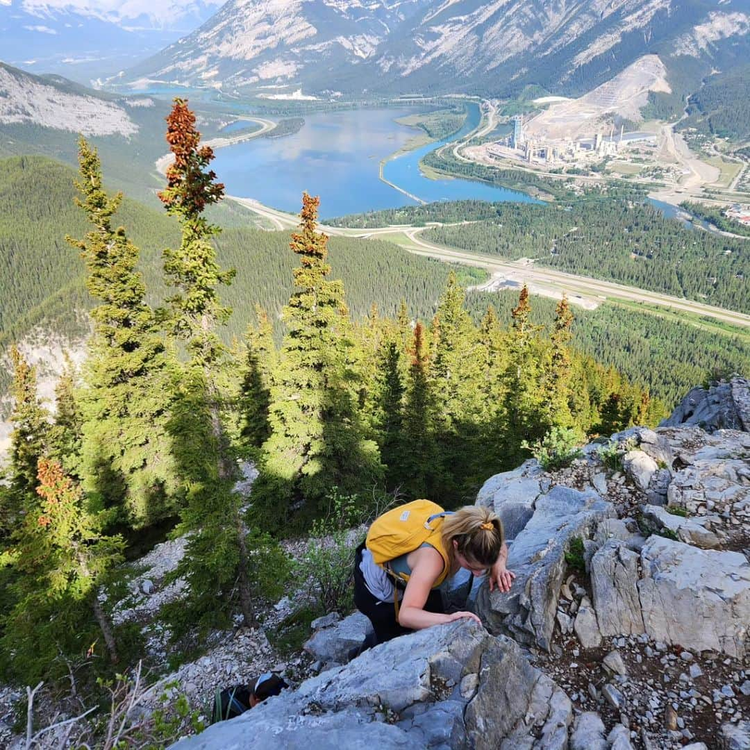 ヘイリー・ベルさんのインスタグラム写真 - (ヘイリー・ベルInstagram)「Summit #2 of 2023 ❤ . . . #hike #hikealberta #heartmountain #kananaskis #explore #getoutthere #nature」6月4日 8時24分 - hayleighbell