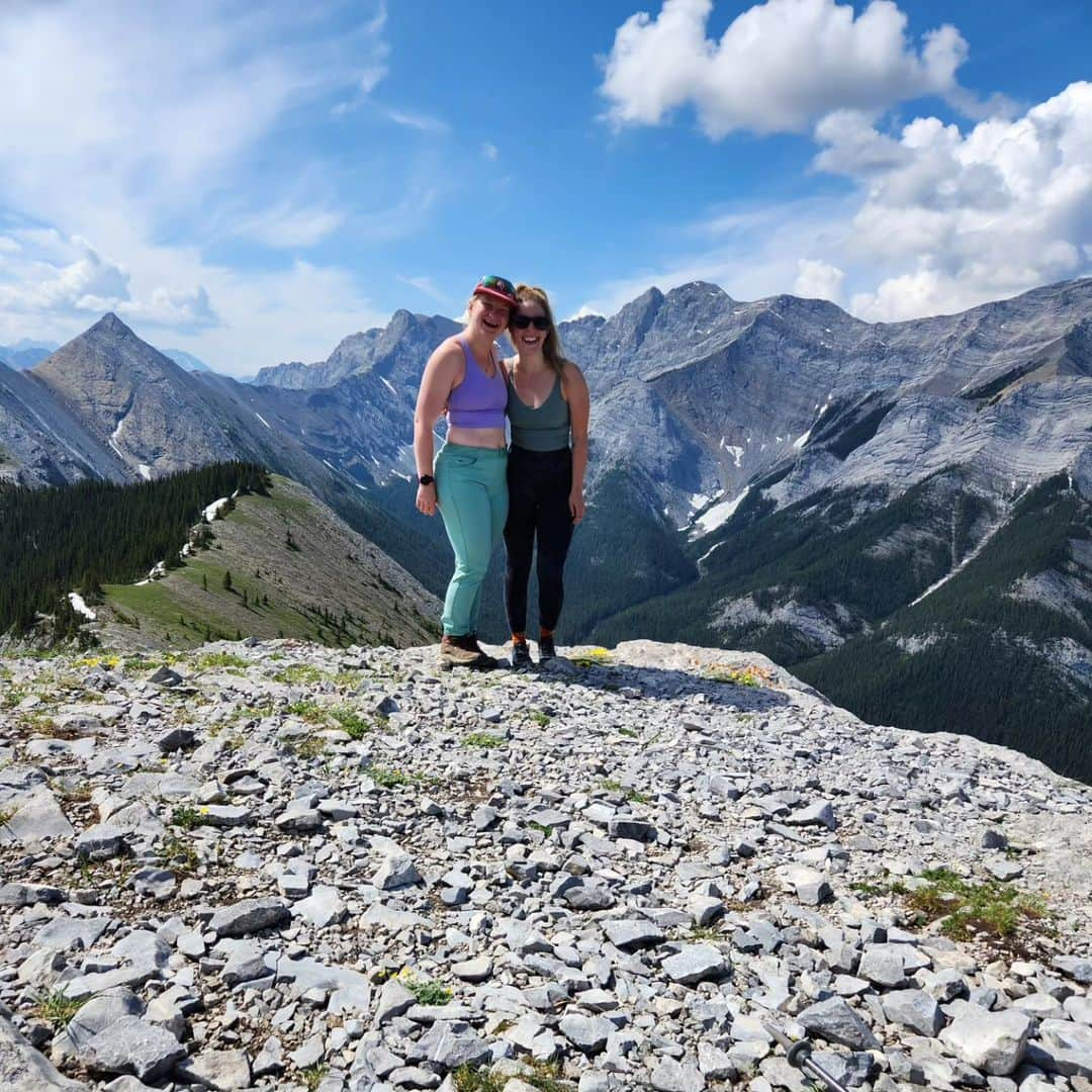 ヘイリー・ベルさんのインスタグラム写真 - (ヘイリー・ベルInstagram)「Summit #2 of 2023 ❤ . . . #hike #hikealberta #heartmountain #kananaskis #explore #getoutthere #nature」6月4日 8時24分 - hayleighbell