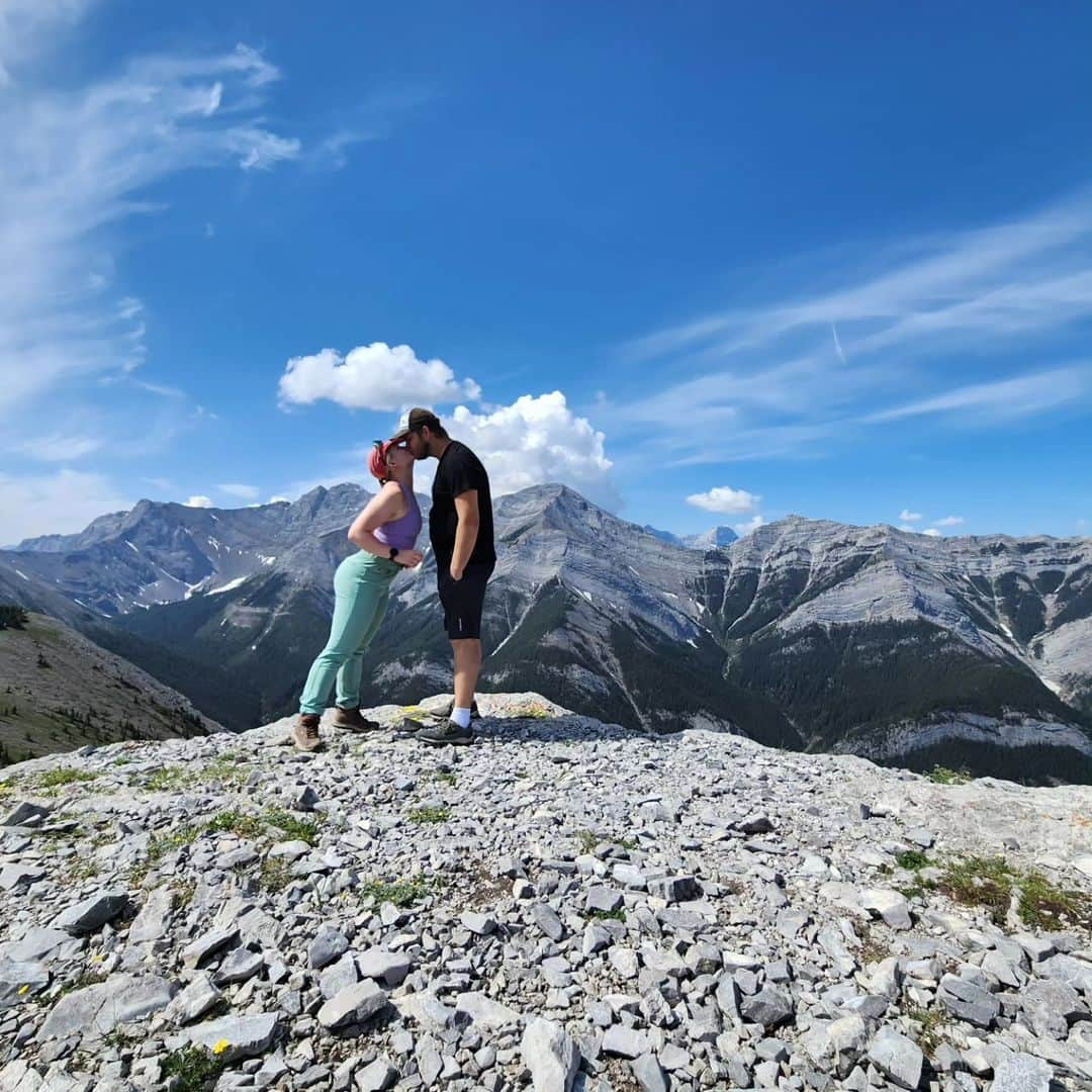 ヘイリー・ベルさんのインスタグラム写真 - (ヘイリー・ベルInstagram)「Summit #2 of 2023 ❤ . . . #hike #hikealberta #heartmountain #kananaskis #explore #getoutthere #nature」6月4日 8時24分 - hayleighbell