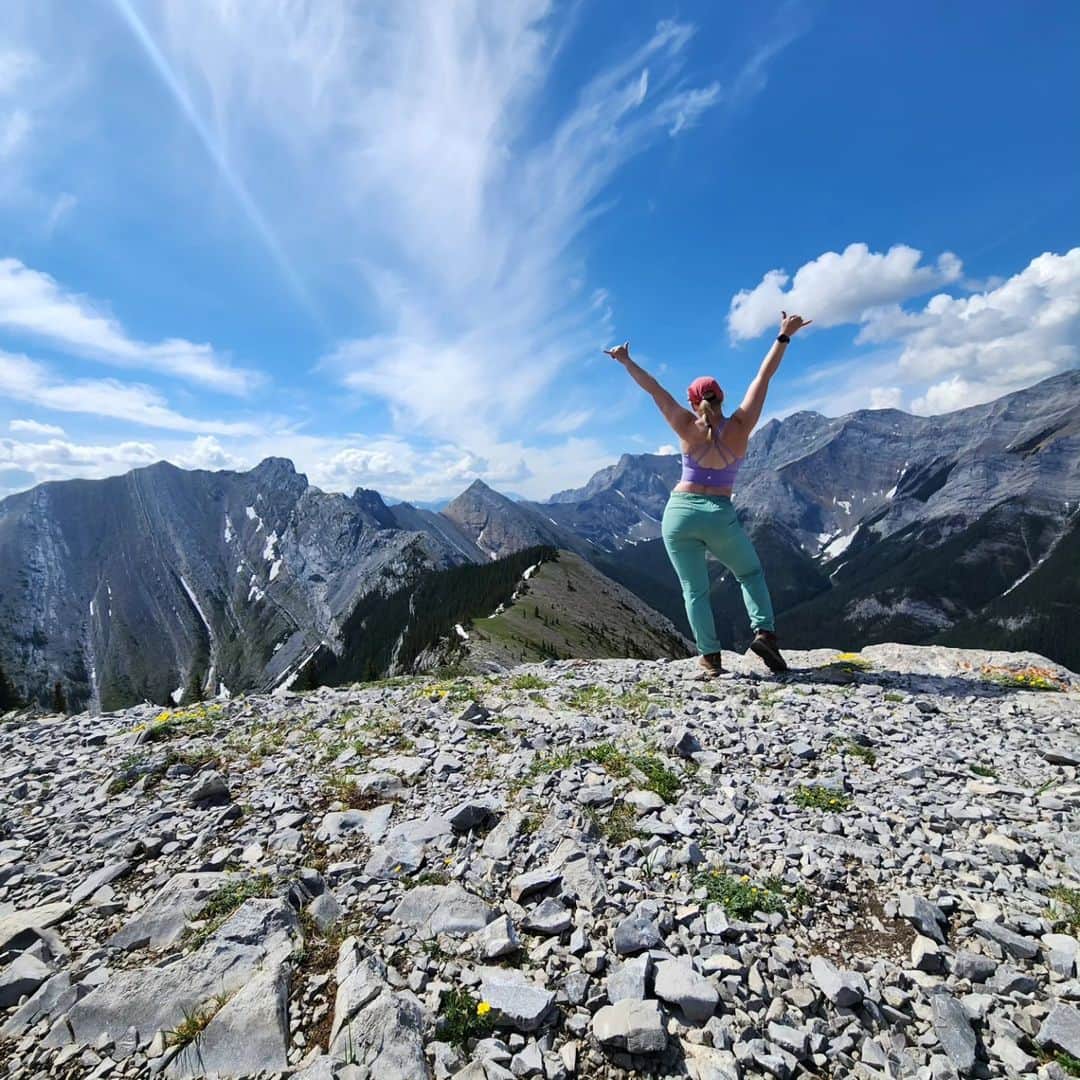 ヘイリー・ベルのインスタグラム：「Summit #2 of 2023 ❤ . . . #hike #hikealberta #heartmountain #kananaskis #explore #getoutthere #nature」