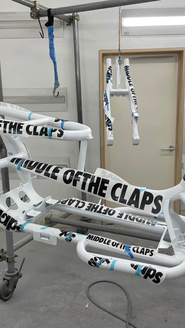 伊藤千秋のインスタグラム：「gclassic_custom_paintが手掛けるCLAPSコラボ第三章🔥フレームに塗装とテーマーが落とし込まれました😎 艶を控えめに白黒をメインとしたコラボモデル！！！ 激シブです🔥🔥🔥ハイ、まじやべーっす！ ここからどう組み上がって行くのか！ 本当楽しみ過ぎます。完成をお楽しみに！ 今後のイベント会場にて登場します✨✨✨ サーフシーンをイメージしたコンプリートバイク！　 GLASSY"グラッシー" もちろん街乗りにも最適 250ccのスクーターです！ フットリアブレーキなので、左手がフリーになります！ ちょっとした買い物なんかにも便利ですよ！ 購入先はこちら↓ ・お問合せ DM or www.gclassic.cc ・在庫商品 https://gclassic.shop プロフィールにリンクあります！ #インラインスケート#伊藤千秋 #chiakiito #スケートボード #スケボー#カスタムスクーター #辻堂#surfinglife#ライフスタイル#lifestyle #surf#surfing#glassy#summer#街乗り＃夏#コンセプトバイク#gclassic#パーティー#イベント#唯一無二#ハワイアン #Hawaii#hawaiian#湘南」