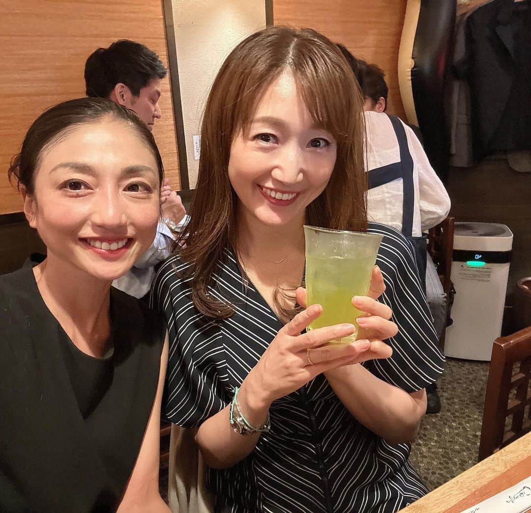 中川愛海のインスタグラム：「Hawaiiから帰ってきて早速会えた😊この日はおやっとさあの9周年祝いに行きうな徳さんでくるりスタッフの優香、ひでくんとミーティング兼ねてご飯😊のはずがまず島津、みほもおやっとさあ周年に行くと聞いて、美央ママからも「今日私大丈夫です！」とLINE😊美央ママは私に大丈夫な日にこうしてLINEくれるから可愛いすぎます🩷という訳でおやっとさあ周年に行きみんなでうな徳さんコースと😊まさかの引き連れてな久しぶりの恵比寿でした😊楽しかった💛美央ママとお揃いのブレスレット💕こちらは美央ママからのお土産😊私からもみんなにHawaii🌺のお土産渡せてよかった😊 #中川愛海 #一日一回カンパイ #久しぶりの恵比寿 #濃かった #楽しい夜 #恵比寿大人の修学旅行 #恵比寿大人の遠足 #おやっとさあ #9周年おめでとうございます」