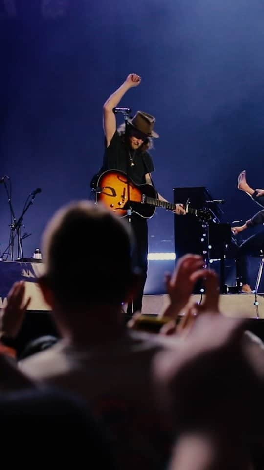 The Lumineersのインスタグラム：「Dublin we love you!! Thanks for coming out and starting our Europe tour with a sell out at St. Anne's Park  🎶」