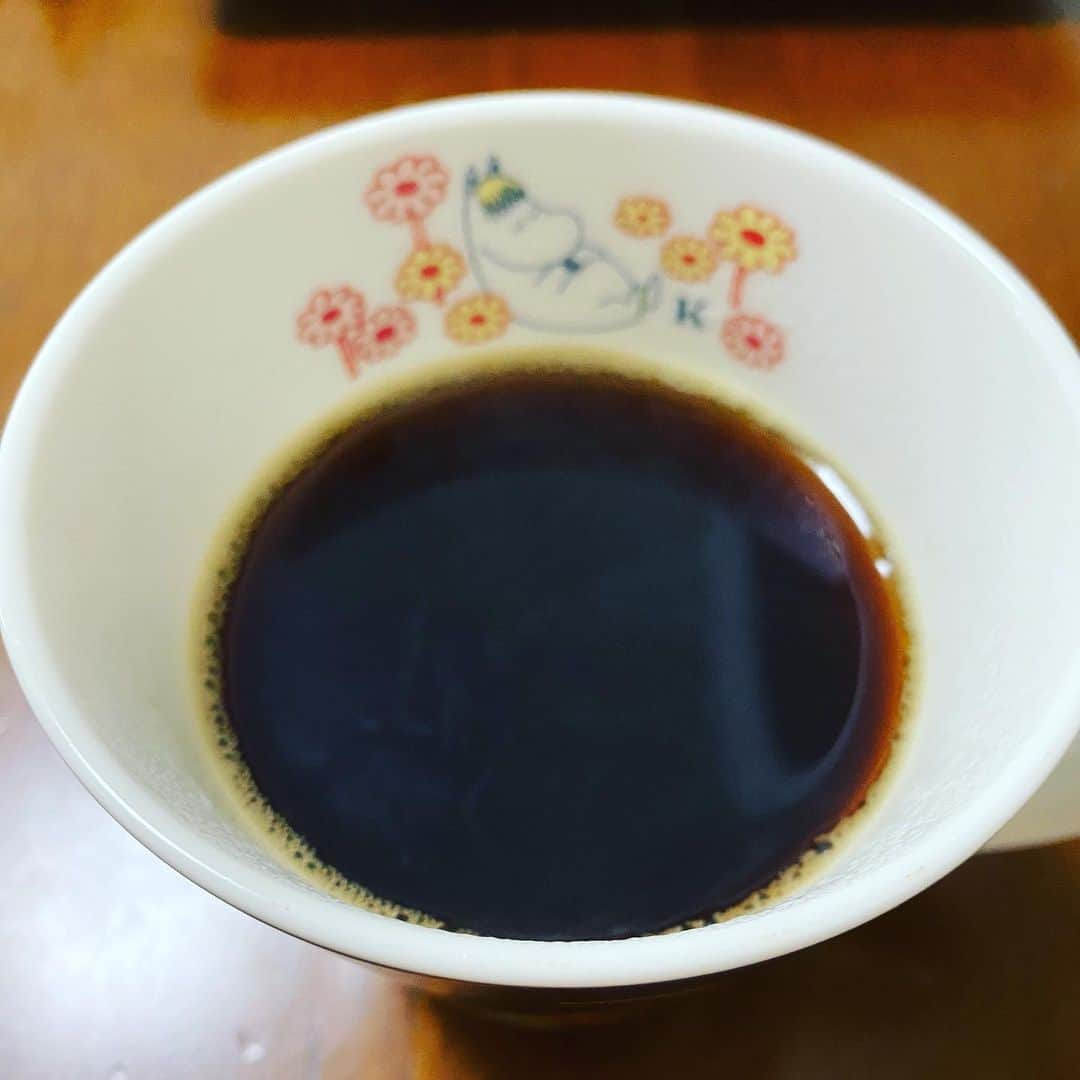 カバさんのインスタグラム写真 - (カバInstagram)「コーヒーチャレンジ☕️  おはようございます！ 本日もコーヒーから！ (81日目)  今日も朝からジムりました！ バイクこいで軽くマシーンして。 適度な運動をすることが目的なので、無茶はしません。 先日の過ぎるTVみたいなエクササイズは僕にとってレベル高過ぎたので、まずは適度な運動から。 そしていつかリベンジできたら、、いや、しなくていいか🙃 また先生にバチボコにしごかれますからね😂  さぁ祇園花月の佐藤太一郎・小西武蔵リーダー新喜劇も残すところ今日と明日の全4回公演で終了です！一週間早いですねー！ 今回の作品も皆さんのキャラが立った面白い＆感動＆面白い新喜劇となってますので、是非笑いに来てください！宜しくお願いしまーす！  では皆さん、今日も良い一日を！  #吉本新喜劇 #カバ #コーヒーチャレンジ #苦手なコーヒーをお茶の感覚で飲めるようになるまでの道のり #コーヒー #カフェ #カフェ巡り #喫茶店巡り #coffee #coffeechallenge #Cafe #MOUNT HAGEN #ARABICA CAFE #instant #カバッチグー #どーゆーそれー」6月4日 7時08分 - kabaking0129