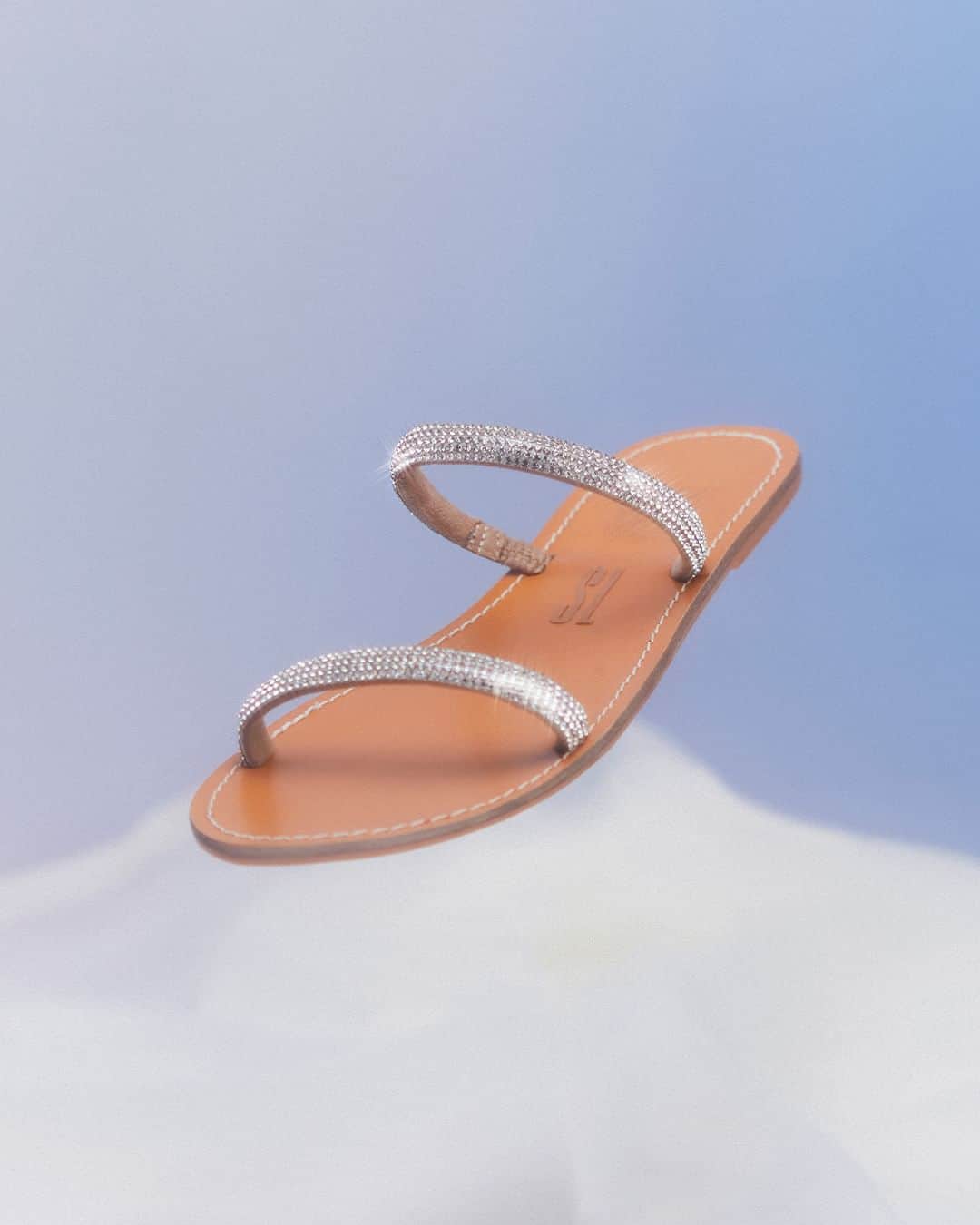 Santa Lollaのインスタグラム：「GIFT GUIDE SL | As flats marcam presença na coleção com o glamour das tiras revestidas de cristais Shiny Lolla. Glamour e conforto on point! [ 068F.3FA0.0397.0026 | R$169,90 ] #santalolla #santalollainv23 #shinylolla #diadosnamoradosSL #giftguideSL」