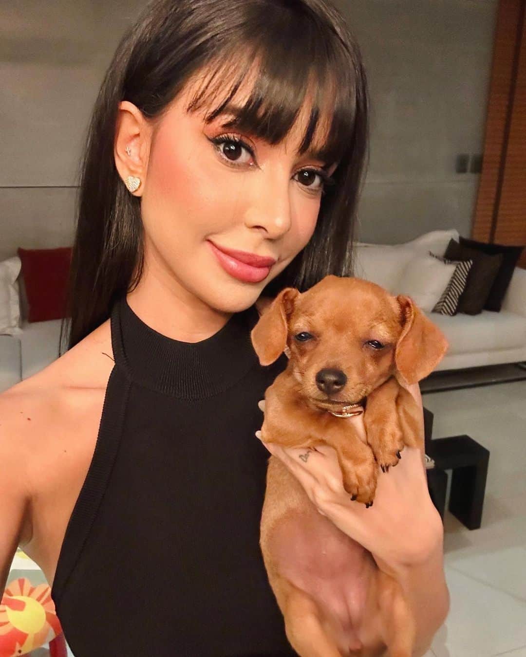 Gabriela Salesのインスタグラム：「Não aguento a carinha de cachorrinho esquecido na mudança de #ClaudeteShakira 🥹🥹🧸」