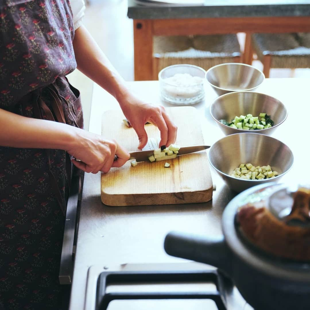 北欧、暮らしの道具店さんのインスタグラム写真 - (北欧、暮らしの道具店Instagram)「つかれた身体に染みわたる。具沢山が嬉しい「春子さんのお茶漬け」  - - - - - - - - - - - - - - - - -   雨が降ったり、寒暖差が激しかったり。 気候が安定しない季節は、 ちょっぴり疲れもたまり気味。  そんな時はさっぱりしたものを 食べたくなりますよね。  今回は 料理家・冷水希三子さんに お茶漬けのレシピを伺いました。 食欲が落ちがちな 暑い季節にもおすすめですよ。  ーーーーーーーーーーーーーー 　囲むとまったり和んじゃう 　　　具沢山のお茶漬け ーーーーーーーーーーーーーー  【材料（4人分）】 きゅうり…1本 茄子…1/2本 ししとう…3本 塩…適量  【A】 みょうが…1個 生姜…1片 青しそ…10枚  【B】 薄口しょうゆ…大さじ1 みりん…大さじ1 酢…大さじ1/2  しらす…適量 みょうが…1個 白ごま…少々 刻み海苔（揉み海苔）…適量 万能ネギ…適量 冷たい煎茶…適量 ご飯…4膳分  【作り方】  ❶材料を切り、塩を揉み込む きゅうりと茄子はそれぞれ5㎜角に切って 塩ひとつまみを揉み込んでおく。  ししとうは種を取り除いて みじん切りにして塩少々を揉み込んでおく。  ❷薬味をみじん切りにして、調味料を合わせる  【A】の材料は全てみじん切りにして 【B】の材料とボウルに混ぜ合わせる。  ❸ 1の水気を絞り、ボウルに加え冷蔵庫へ  2のボウルに、 1の材料の水気を絞って加え混ぜ、 冷蔵庫でなじませる。  ❹お茶碗にご飯、お茶漬けの材料を載せる  茶碗に粗熱をとったご飯を盛り、 その上に3を汁気をきって大さじ2くらいのせる。  しらす、縦半分に切って 小口切りしたみょうが、白ごまを散らして 冷たい煎茶を注ぐ。  ❺お好みで海苔や万能ネギを散らす  好みで刻み海苔や万能ネギの小口切りを 散らしてできあがり。  . 冷水さん： 「きゅうりと茄子、薬味と調味料を 混ぜ合わせたのは山形の『だし』。  これ自体が常備菜としても使え、 日持ちも5日間ほどします。  多めに作っておいて、 お豆腐や麺にのせて食べるのも とってもおすすめです」 .  - - - - - - - - - - - - - - - -  #kitchen#kitchendesign#kitchenware#food#foodstagram#お茶漬け#簡単ご飯#夜ご飯#今日のごはん##家じかん#料理#キッチン#キッチン雑貨#シンプル#シンプルライフ#シンプルデザイン#暮らしを楽しむ#日々の暮らし#北欧#暮らし#北欧暮らしの道具店#冷水希三子 さん　#青葉家のテーブル」6月4日 7時01分 - hokuoh_kurashi