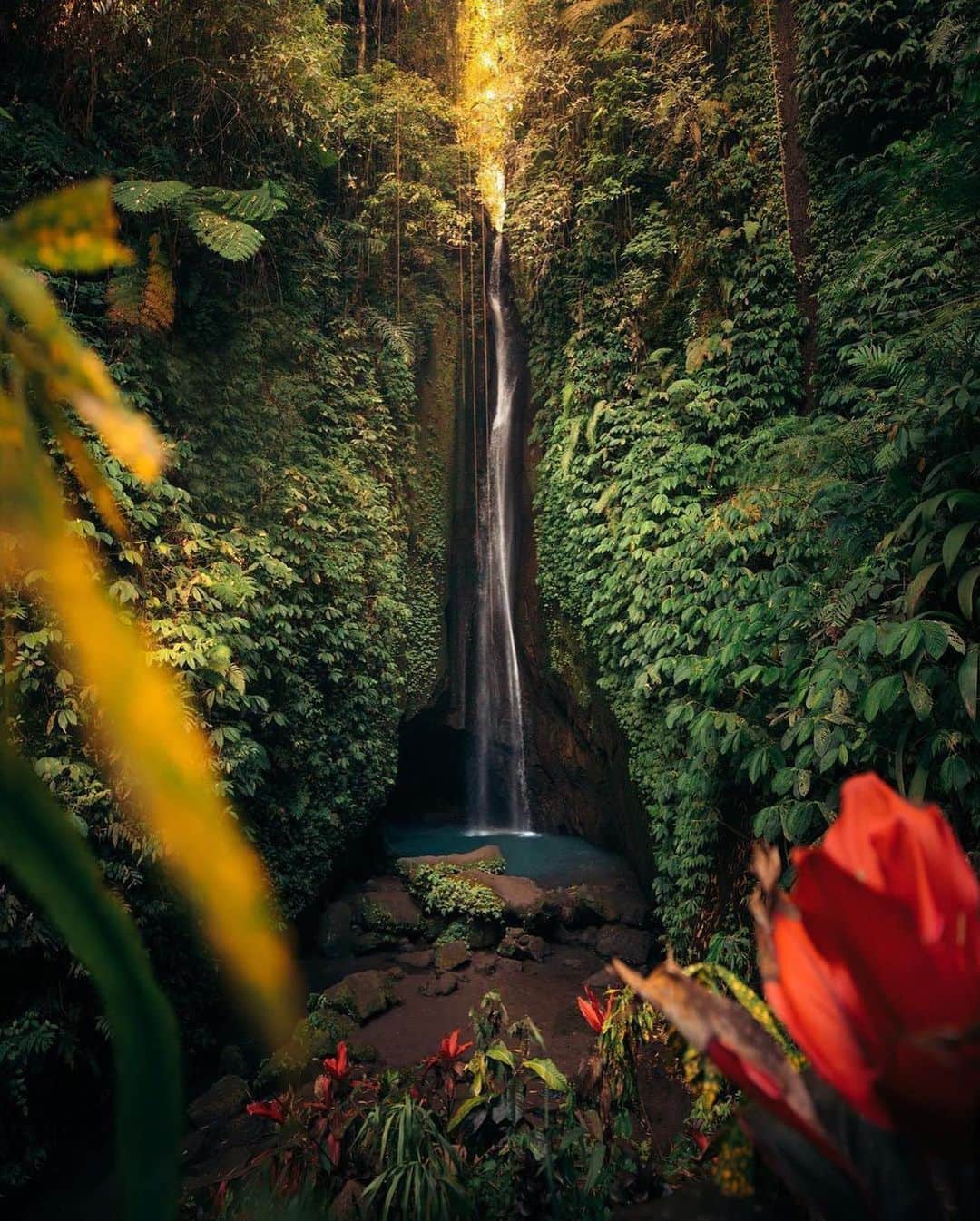 BEAUTIFUL DESTINATIONSさんのインスタグラム写真 - (BEAUTIFUL DESTINATIONSInstagram)「@emmett_sparling takes us on an incredible journey through the magical landscapes of Sumba, Java, and Bali in Indonesia! 🇮🇩 From mesmerizing waterfalls and inviting natural pools to the iconic rice fields, these destinations offer a perfect blend of adventure and tranquility. 🌴 Whether you're seeking thrilling waterfall hikes or peaceful moments in the midst of lush greenery, Sumba Island, Java, and Bali have it all.   Who’s ready to go on a trip here? ✈️  📽 @emmett_sparling 📍 Sumba, Java, and Bali in Indonesia」6月4日 7時01分 - beautifuldestinations