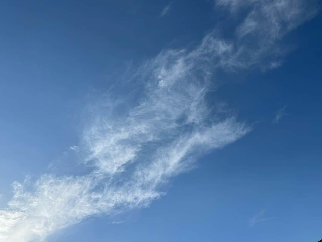 竹井亮介のインスタグラム：「2023年6月4日。 午前7時15分頃、東の上空。 #今朝の色 #空」