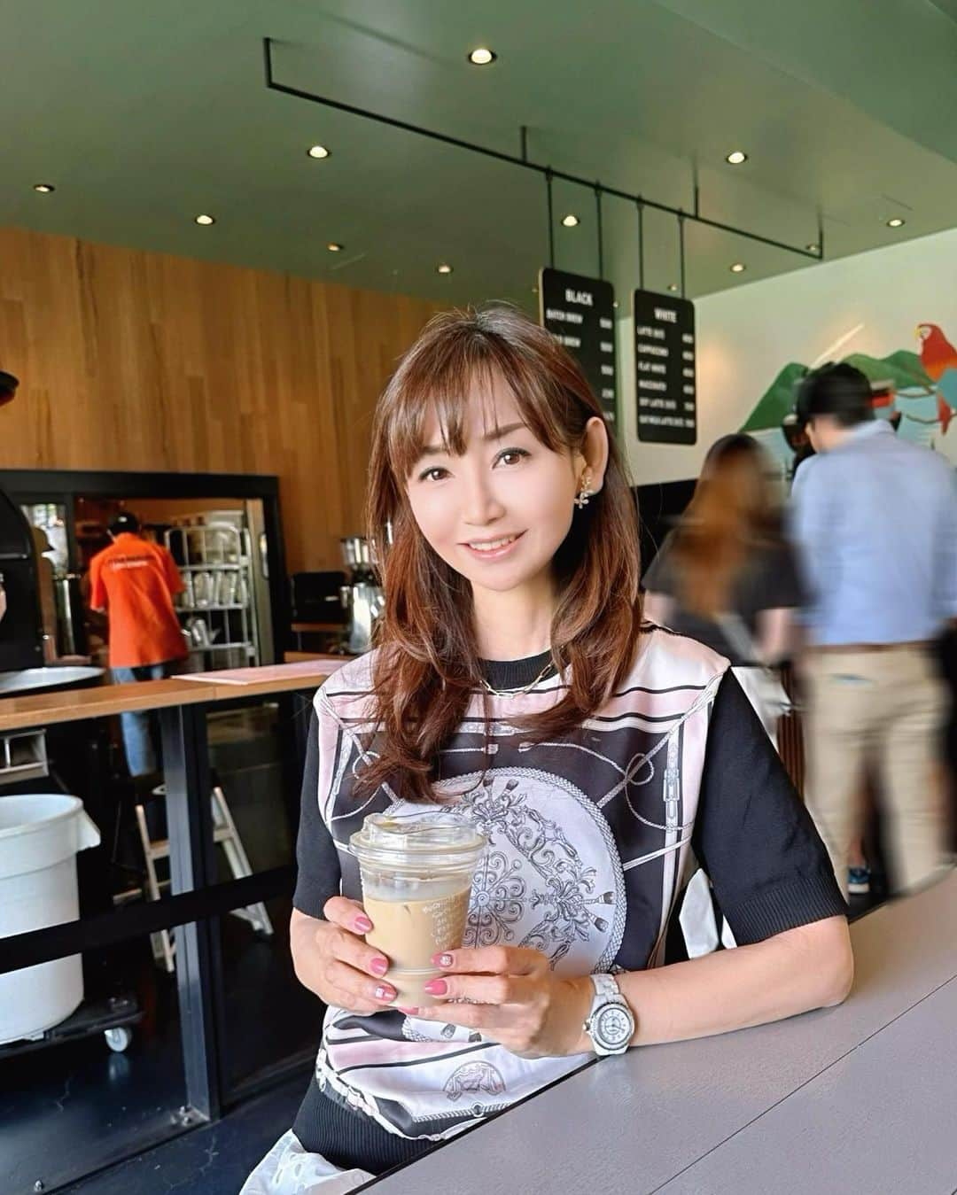 長谷川夕希子さんのインスタグラム写真 - (長谷川夕希子Instagram)「#映えカフェ  @littledarling_coffeeroasters   緑🌴が広がる眺めを見てると、お友達を待ってる時間が一層 癒し楽し♪😊  天井が高いところも好き💓  Little Darling Coffee Roasters @littledarling_coffeeroasters  東京都港区南青山１丁目１２−３２ 📞 03-6438-9844  映えスポット、ファッション、グルメ、美容情報等々投稿しています→ @yukikogabby   いつも良いね👍ありがとうございます🥹 フォロー励みになります❣️  #青山カフェ  #南青山  #littledarlingcoffeeroasters  #littledarling  #インスタ映えスポット  #おしゃれカフェ  #お洒落カフェ  #アラフォーライフ #アラフィフライフ #美魔女 #大人女子の休日  #アイスカフェラテ  #カフェ散歩  #カフェ時間」6月4日 7時28分 - yukikogabby