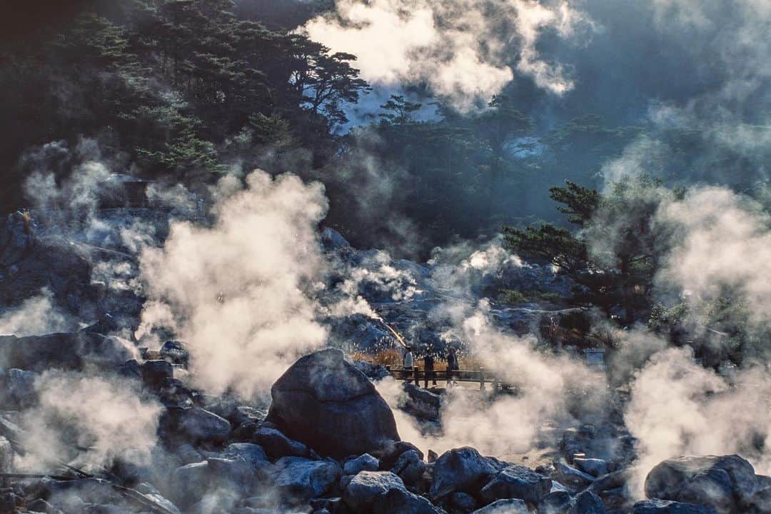 Michael Yamashitaのインスタグラム：「Kyushu, formed by volcanoes and geothermic forces, is a hot spring heaven,  number one in Japan for the number of onsen. For thousands of years, these steaming, mineral-rich waters have healed and soothed emperors, samurai and regular people.  #onsen♨️ #onsenislandkyushu #jigokudani」