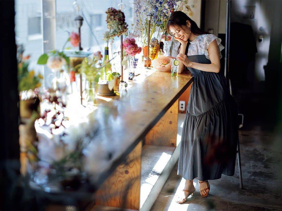 美人百花さんのインスタグラム写真 - (美人百花Instagram)「6月4日《毎日レディコーデ》 このコーデにときめいたら🌼をください✨  久しぶりに気持ちのいいお天気の日は、大好きなワンピース×花柄トップスのコーデでカフェでゆっくりと過ごしましょ🍰☕️  アイテムの詳細はこちら🦒  ワンピース¥20,900/ #ランバンオンブルー ブラウス¥12,980/ #JILLbyJILLSTUART  イヤリング¥5,300/ #ルナフォリウム バッグ¥17,930/ #ペルケ 靴¥7,200/ #CHARLES & KEITH  ☑️みんなのレディコーデ みなさんの今日のコーデを #みんなのレディコーデ をつけて投稿してください💖 素敵なコーデは、美人百花webサイト「美人百花.com」に掲載させていただきます。  #毎日レディ #今日のコーデ #今日のレディコーデ　#毎日レディコーデ #泉里香 さん」6月4日 7時30分 - bijinhyakka