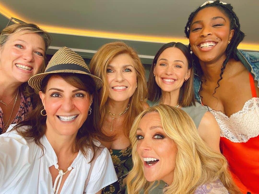 ニア・ヴァルダロスのインスタグラム：「Women supporting women and yesss girl we all know how to find the liiiiiiiight ☀️ !!! @appletv #Emmys event 🎥」