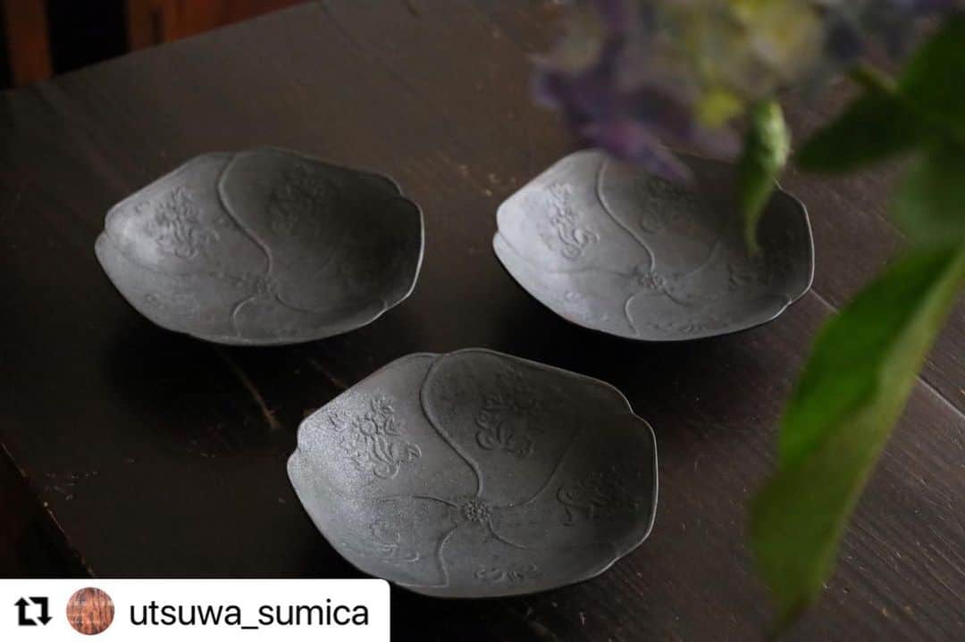 阿部春弥のインスタグラム：「・ sumica栖さんでの個展は明日まで。 よろしくお願いいたします。 ・ 今日は息子の小学校最後の運動会。 ・  #Repost @utsuwa_sumica with @use.repost ・・・ ・ 情緒的な黒…。  ・ ・ 鉄彩陽刻菊花文輪花皿　径11.5cm 高さ4cm  ・ − − − − − − − − − − − − − − − − − − − − − − − − −   本日6月3日（土）残すところ三日となりました。 ◼️ただいま、阿部 春弥展 開催中です。◼️ 会期は 6月5日（月）までです。 11:00 〜 18:00（最終日17:00まで） ・ あいにくの空模様ですが、現在 オンラインショップでもご覧いただけます。◼️プロフィール欄 sumica -utsuwa.comからどうぞ。◼️  ・ ・ 「誠実さと遊び心と…。」 城下町の風情を残す 長野県上田市で制作する阿部さん。 近年 深みを増す鉄彩陽刻のうつわや、 手間を惜しまない彫りの鎬や亀甲紋。 そして何より食卓を楽しませてくれる動物の箸置きの数々。 誠実さと 遊び心が魅力です。是非ご覧ください。  ・ ・ 〈略歴〉 1982 長野県真田町生まれ 2001 愛知県立窯業高等技術学校を終了 2001 備前陶芸家 山本出に師事 1980 長野県上田市で築窯 　　　　　　 − − − − − − − − − − − − − − − − − − − − − − − − −   ・ ・ ・ #sumica栖 #ギャラリー #横浜 #日本大通り #阿部春弥 #個展 #オンラインショップ #鉄彩 #菊花文 #輪花鉢 #輪花 #鉢 #うつわ #うつわ好き #器 #器好き #工芸 #陶器 #北鎌倉の山野草 #高瀬美紀 #紫陽花」