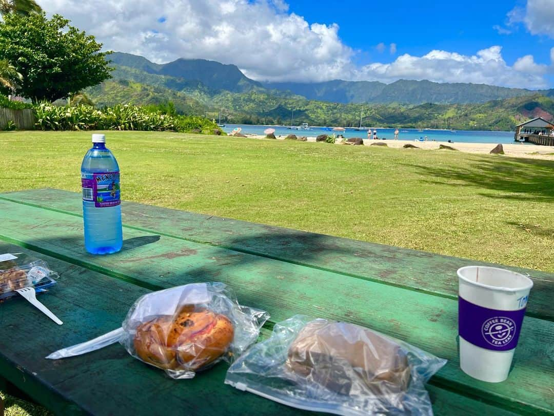 Moco Lima Hawaiiさんのインスタグラム写真 - (Moco Lima HawaiiInstagram)「フリンジトート イエローパイン  ナパリコースト眺めながら食べる朝ごはん。  景色をオカズにご飯3杯食べられる😋😋😋  #朝ごはん#カウアイ島#ハナレイ#ピア#桟橋#絶景#景色#ご飯のお供#カウアイ島大好き#大自然#大自然の中で#食べる#幸せ#大自然満喫#飽きない#にわとり#海#空#風#空気#太陽#朝陽#ご馳走#モコリマハワイ#パイナップル#トートバッグ#naturelovers#respectnature#beautifulearth#mocolimahawaii」6月4日 7時46分 - mocolimahawaii