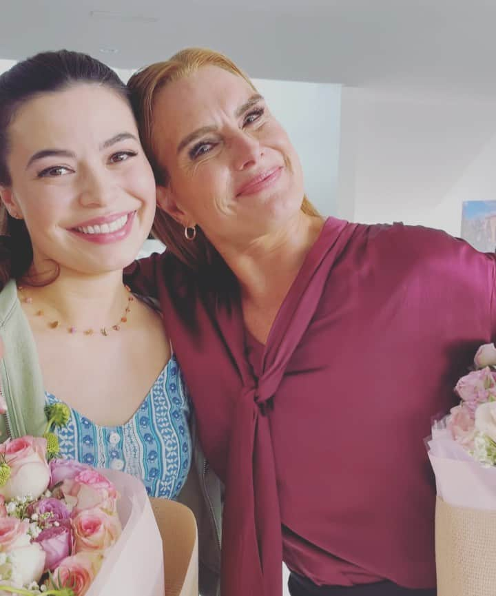 ミランダ・コスグローヴのインスタグラム：「Thailand appreciation post 🐚 Made new friends and new memories #motherofthebride」