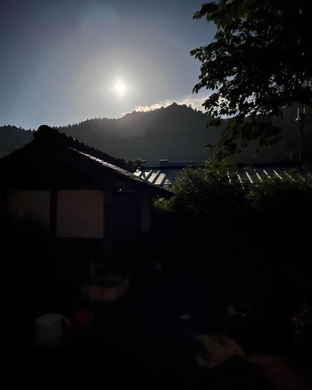 ほのら Kittyのインスタグラム：「今日の12:42に満月を迎えます🌕 昨日は夜中に眩しい！と思って目が覚めて明るすぎて昼間かと思いました。外に出ると月明かりが辺りを照らしていて本当にびっくりしました。東京では味わえない感動でした🌝 ※この写真、太陽じゃなくて、月やで！！  #minokawalifestyle  #箕川町 #滋賀県 #東近江市 #地域おこし協力隊 #満月 #ストロベリームーン」