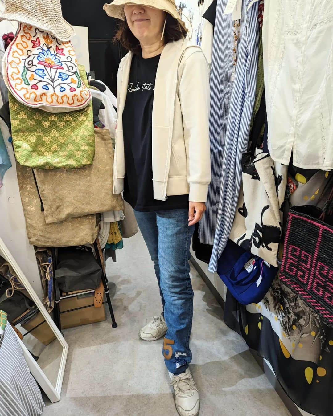 平井富子のインスタグラム：「ご近所からリエさんがお立ち寄り、、  時々来て頂き、先日は絵を購入〜ありがとうございます。  キャリアウーマンで、共通の話題が多く、とても楽しくトーク。  裾にデザインされたオシャレなジーンズ等気に入って頂きました。お似合い〜  また、遊びに来てください～」