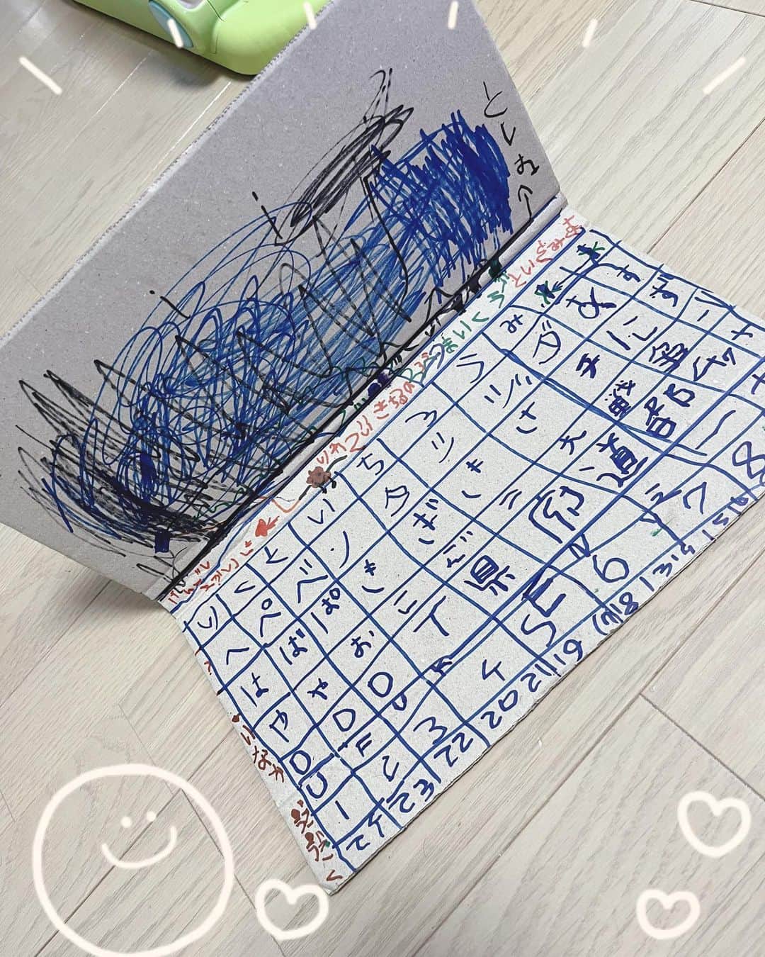 中上育実さんのインスタグラム写真 - (中上育実Instagram)「次男りくとは工作好きで。 ダンボールや空き箱で知らない間に色々作ってます(｡-∀-) 昨日は長男と歯医者に出掛けている間にパソコンが完成していた。  もうこんなに字とか書けるのか…天才か…  #親バカ  #5歳児製作」6月4日 7時54分 - nakagami193